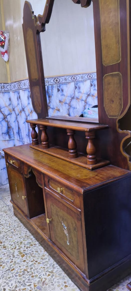 السلام عليكم 
ميز قوي للبيع خشب صاج اصلي 
السعر ١٥٠ الف وبي مجال 
العنوان البصره المعقل الأبله
للتواصل : ***********
