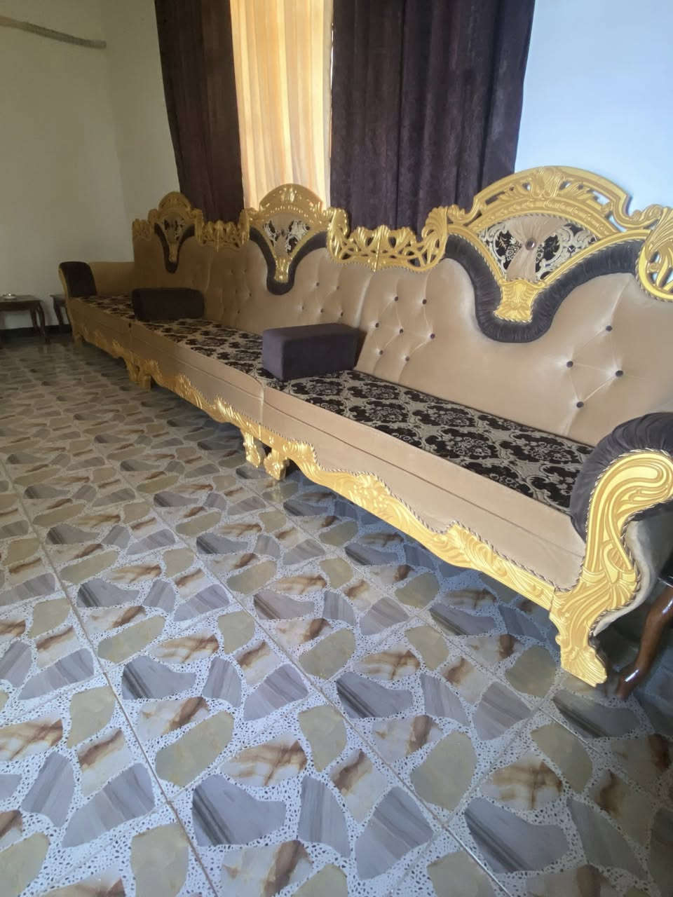 السلام عليكم من رخصة الادمن ،  تخم استقبال ديوان نجارة اصلي ،  صارله 6 اشهر من كمل ،لونه واضح بالصور  تخم جديد ونضيف جداً ، 

📍 الموقع:  بابل مشروع الامسيب

💰 السعر: (يُذكر عند التواصل)
التواصل عبر الرقم 
***********
خاص مامتواجد
