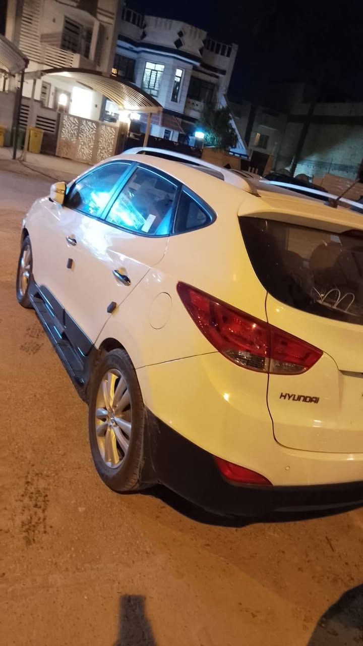 السلام عليكم سيارة توكسان  2011 خليجي محرك 2000 بصمه بانوراما مري شفط داخل جلد كرسي كهرباء  شاشة  كاميرا خلفيه اصليه حساسات ماشية 104 الف حقيقي فقط بيها صبغ شويه بين الباب والجاملغ الخلفي فقط شخط بدون دواخل وشوية ربع الجاملغ بي بارد غير هذا مكفولة السيارة سنوية ماساقطه السيارة بأسمنا المكان بغداد حي القادسية
رقم الموبايل ***********
