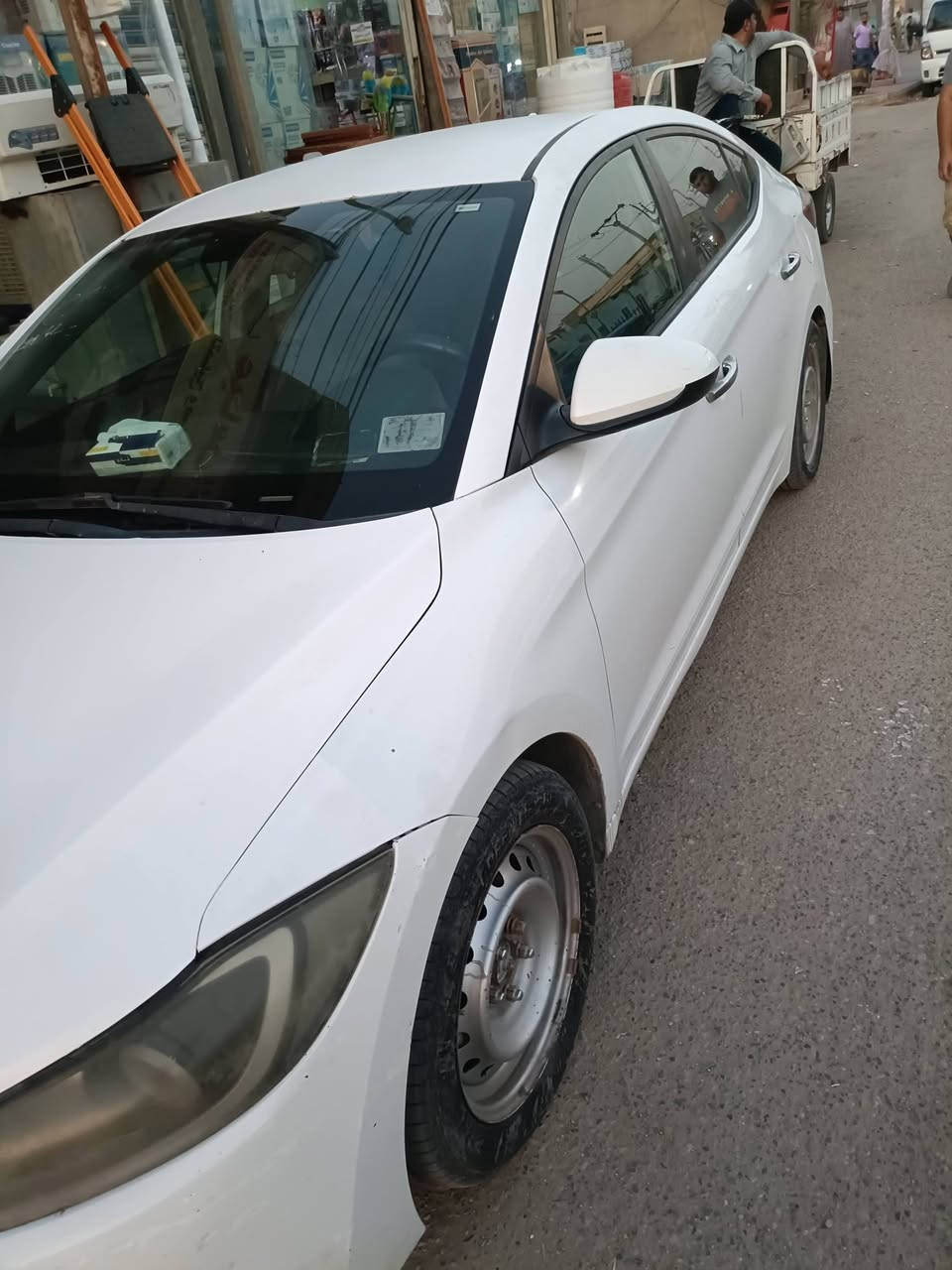 انتره مديل 17 امريكي محرك 2000 دوش رقم ذي قار. سنويه 28  ضربتها طرف الجاملغ والبنيد وراجعه نفسها ما بيه اي قطعه تبديل واشويه وبيه بارد بل الباب بس السياره جاهزه  ما بيها نقص شغل واطلع  ناصريه شارع عشرين يم مسقف الجمعه السعر 97 وبيها مجال   ***********.
