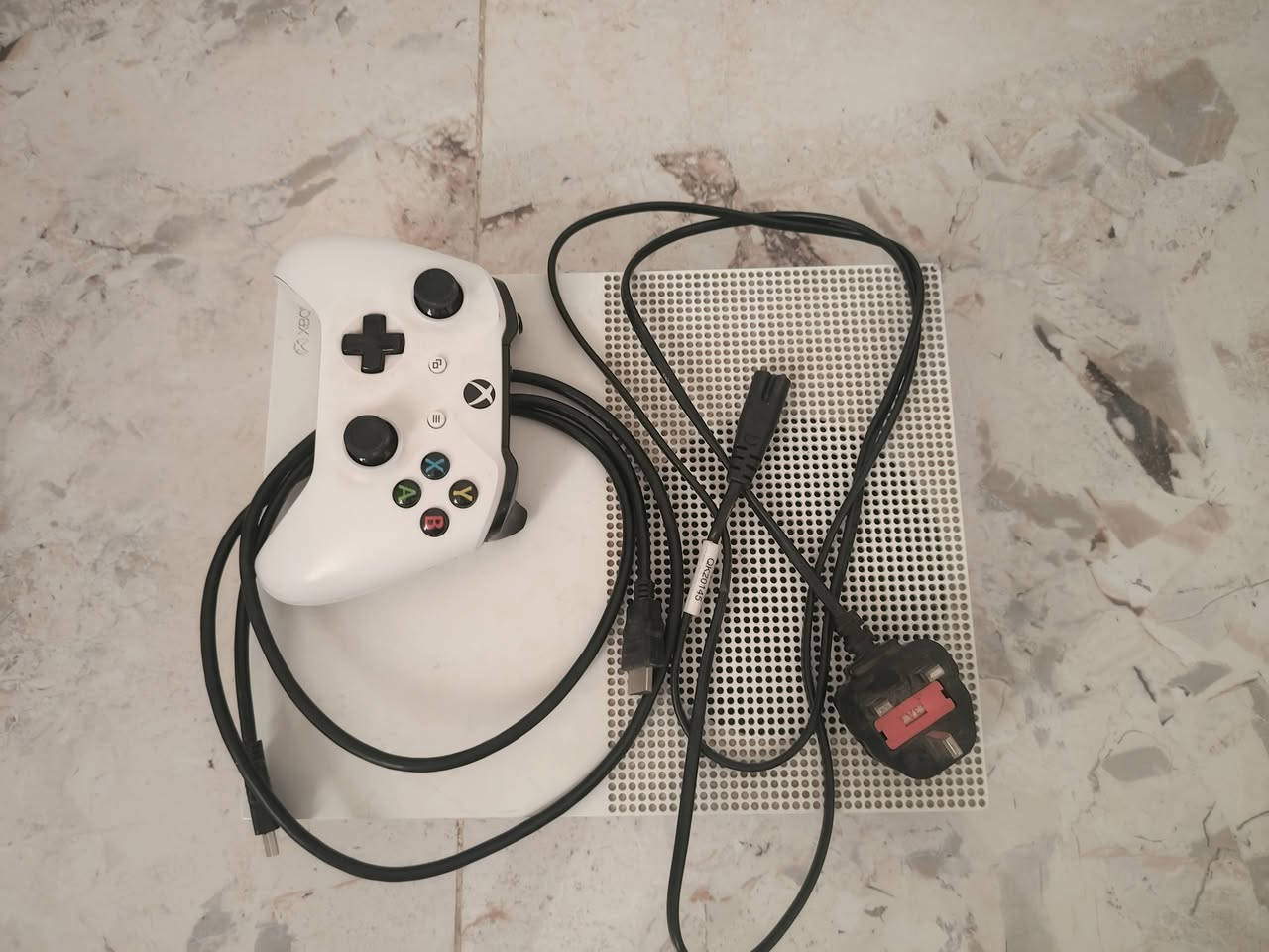 سلام عليكم شباب XBOX One s
الذاكرة 512 
المنافذ كلهن سليمات وشغالات حتى قارئ الاقراص مابي اي مشكلة
 ومكفول من التصليح اخذتة مال بالة قبل سنة تقريبا ما استخدمته ابد لان النت ضعيف بمنطقتي مايفيدني بدون كارتون بس ملحقاتة كاملة
الالعاب الي محملهن بي 
Forza horizon 5
Resident evil Village 
F1 23
Battlefield 1
Fc24 
175 وبي مجال
 واتساب ***********
