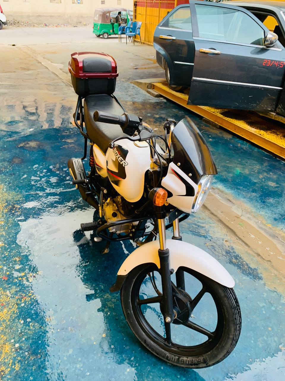 اسلام عليكم دراجه بوكسر أوراق اصولي 2023 طلعت بل 2024 ماشيه قليل ما تعبانه مكفوله كفاله عامه  خاص مغلق عرضها ب1550وبيه مجال ***********
