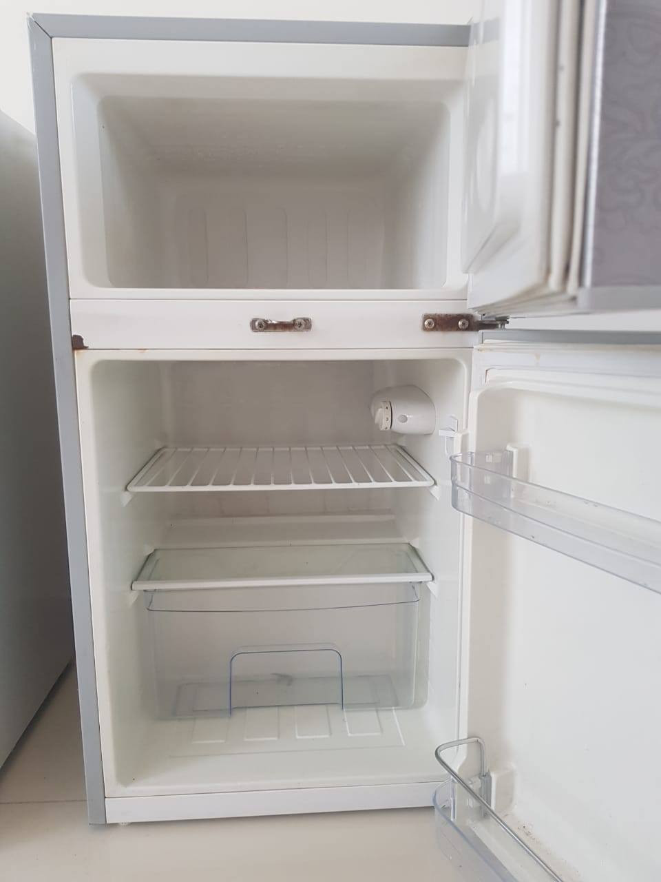 ثلاجه جديده تجميد ثلج مابيها اي نقص السعر 75//مكان هاشميه/***********
