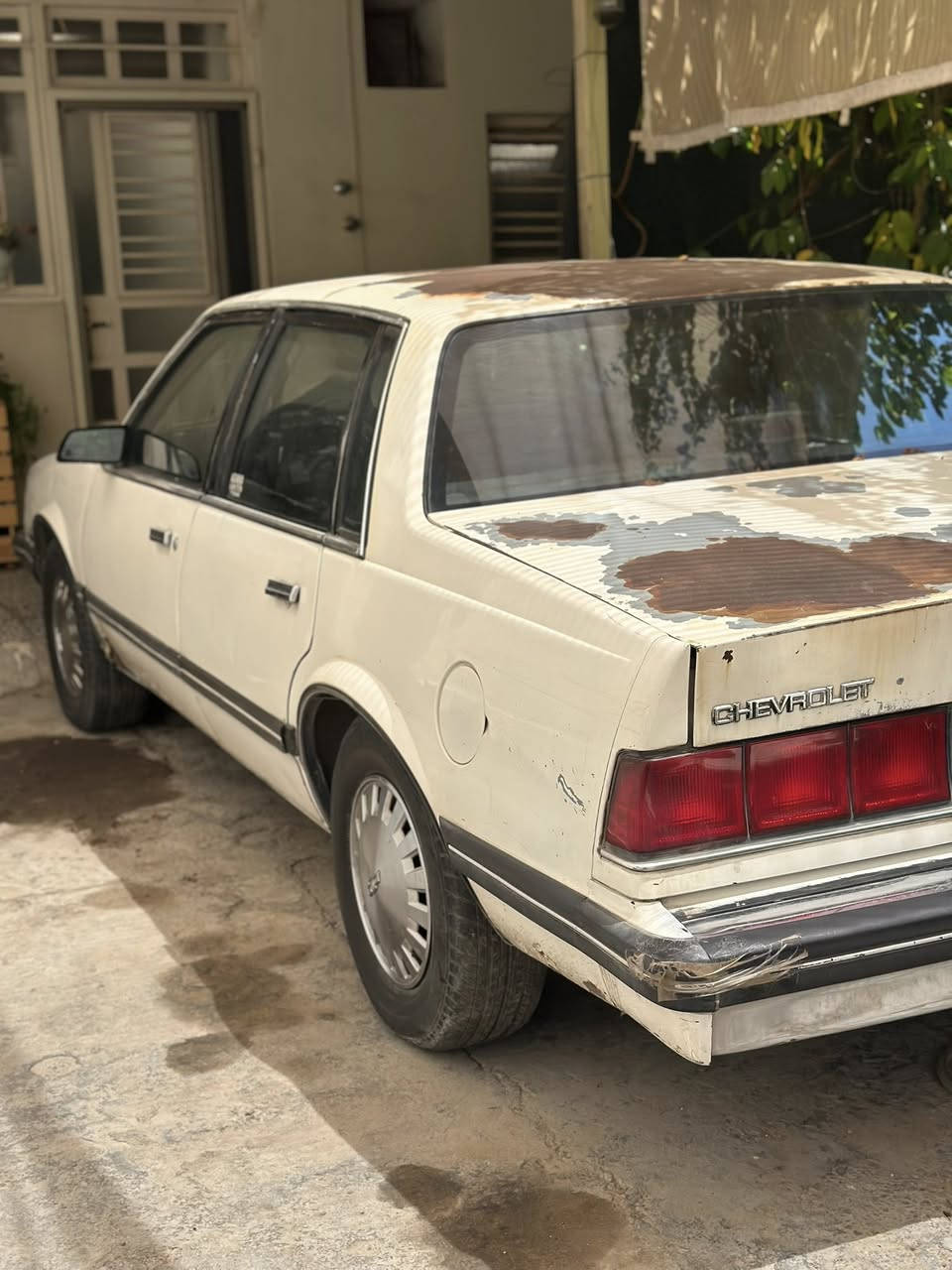 السلام عليكم
✅سلبرتي موديل 1989
✅شغاله وتمشي 
✅ كير ومحرك بحالة جيدة
✅كومبريسر شغال
✅كهربائيات سليمة
✅ميكانيكيات السيارة بحاله جيدة 
✅السيارة بدون حادث او سمكرة او صبغ 
✅بيها خياسات وجراد مثل ما موضح بالصور  
✅مكانها بغداد حي القاهرة 
✅السعر 38 ورقة وبيها مجال 
✅للأستفسار التواصل على الرقم  ***********
