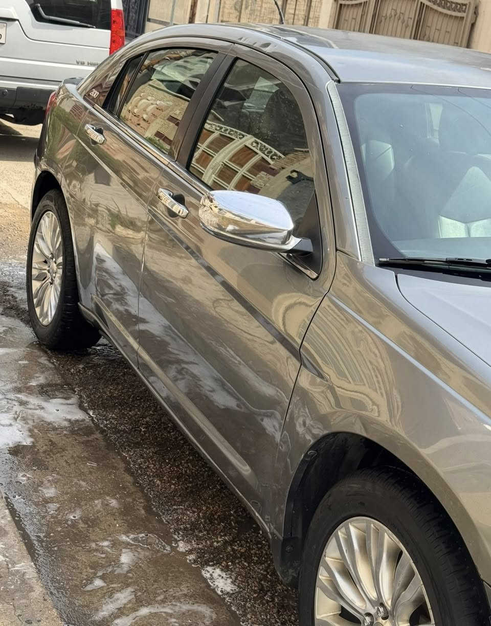 السلام عليكم
للبيع سيارة كرايسلر C200 موديل 2011 
محرك 2400 ، السيارة بدون حادث . بيها جراد بالقمارة وملاحظات بسيطة بالگشر موضحة بالصور ، سنوية بأسمي ل 2027 
محرك وگير وتبريد خير من الله وصار 4 سنوات عندي السيارة وعلى ايدي 
السعر 78 ورقة 
مكاني بغداد الكرادة ساحة التحريات مقابل مطعم اجنحة ومشويات ابو 
طيبة 
بغداد _ حي الحسين قرب خدمي شارع المطار 
الرقم ***********
