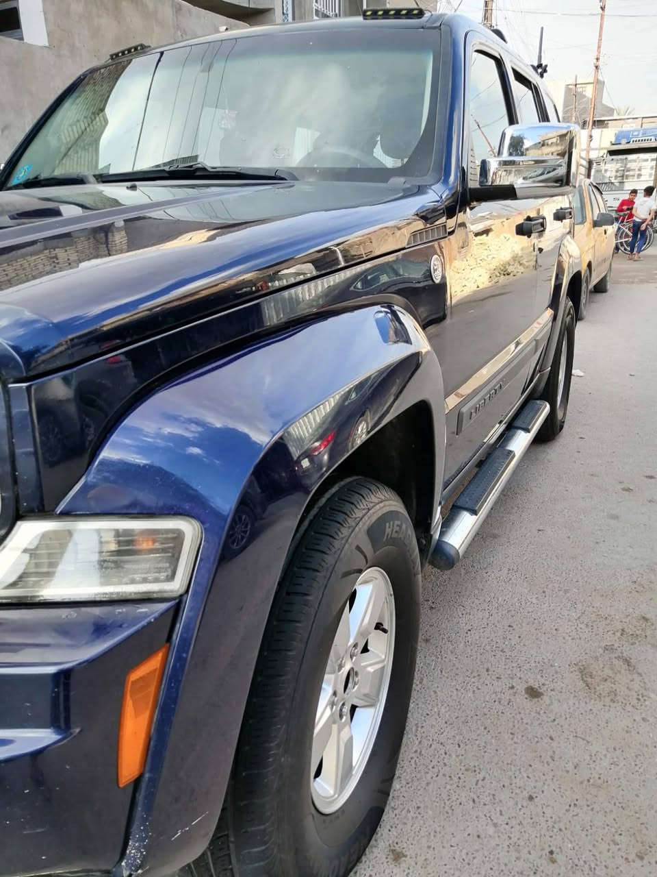 السلام عليكم  للبيع او المراوس 
جيب ليبرتي موديل 2012 امريكي محرك 3700 
السيارة خير من الله ما ناقصه شي تبريد خير من الله كير ومكينة خير من الله ضررها باب السائق وجاملع مرشوش كلير يعني مو حادث فقط رصعات وخدوش ومصبوغات وبيها شبر فوك القبق مال بانزين معدل بارد السيارة باسمي تحويل ثاني يوم سنوية  لحد 2029 يلة تنفذ
للاستفسار هذا الرقم *********** مكاني بغداد الزعفرانية
