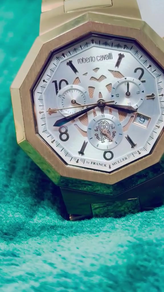 ⌚ للبيع: ساعة Roberto Cavalli by Franck Muller (إصدار النخبة)
ملخص العرض: ساعة تجمع بين فخامة التصميم الإيطالي ودقة الصناعة السويسرية، بحالة ممتازة وتفاصيل تخبل، مثالية للهواة والباحثين عن التميز.
تفاصيل الساعة:
• الماركة: روبرتو كافالي (Roberto Cavalli) بتوقيع المصمم العالمي فرانك مولر (Franck Muller).
• الصناعة: سويسرية أصلية (Swiss Made).
• القطر: 42 ملم (حجم مثالي يبرز هيبة المعصم).
• الجامة (الكريستال): زجاج زفير (Sapphire Crystal) مقاوم للخدش بشكل فائق.
• المينا: تصميم هندسي مميز بنقشة شعار الماركة، مع عدادات كرونوغراف وتاريخ.
• اللون: ذهبي ملكي متين يعكس الإضاءة بشكل رائع.
• المقاومة: مقاومة للماء حتى عمق 50 متر (5ATM).
ليش تقتني هاي الساعة؟
• تصميم الـ Octagon (الثماني الأضلاع) يعطيها طابع عصري وقوي يشبه الساعات العالمية الفاخرة.
• شراكة فرانك مولر تضمن لك ماكينة سويسرية دقيقة وعالية الجودة.
• الساعة تعتبر قطعة فنية واستثمار حقيقي لعشاق الساعات.
💰 السعر: 550$ (قابل للتفاوض البسيط للجادين).
📍 المكان: الحلة / بابل (أو حسب رغبتك في تحديد طريقة التسليم).
للإستفسار أو الشراء، يرجى التواصل على الخاص.
حي الله من زارنا وتكحل عينه بهاي التحفة!


**إذا كنت صاحب هذا الإعلان وتريد حذفه لأي سبب، رجاءا أرسل رسالة إلى الدعم الفني**