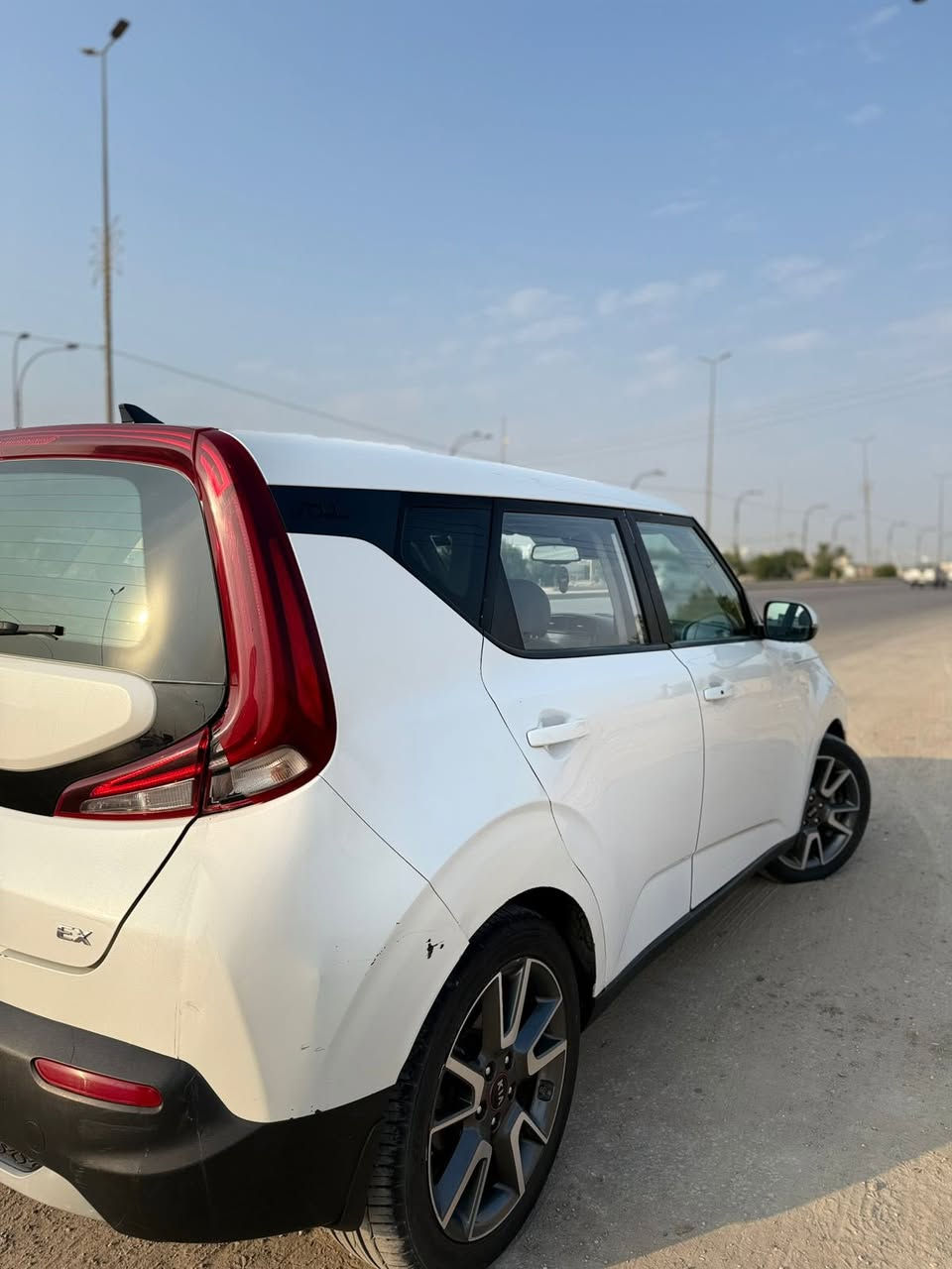 السلام عليكم للبيع صول موديل 2021 وارد امريكي بيه جاملغ وبنيد فقط وبابين كلير من امريكا  سياره جديده بمعنى الكلمه مال جناي ماشيه 114 محرك 2000 دوش رقم بابل انكليزي  فول مواصفات 1/1 عده الفتحه فئه EX مواصفات؛-
-شاشه كبيره
-بصمه تشغيل 
-بصمه ابواب 
-اشاير ترحيب 
-كامره دواره 
-حساسات امامي خلفي 
-رادارات جانبيه 
-مانع انزلاق 
-كشنات تتدفئه
-كشنات جلد 
-لد شمعه وزنون 
 مكان السياره بابل رقم الهاتف ***********/***********
