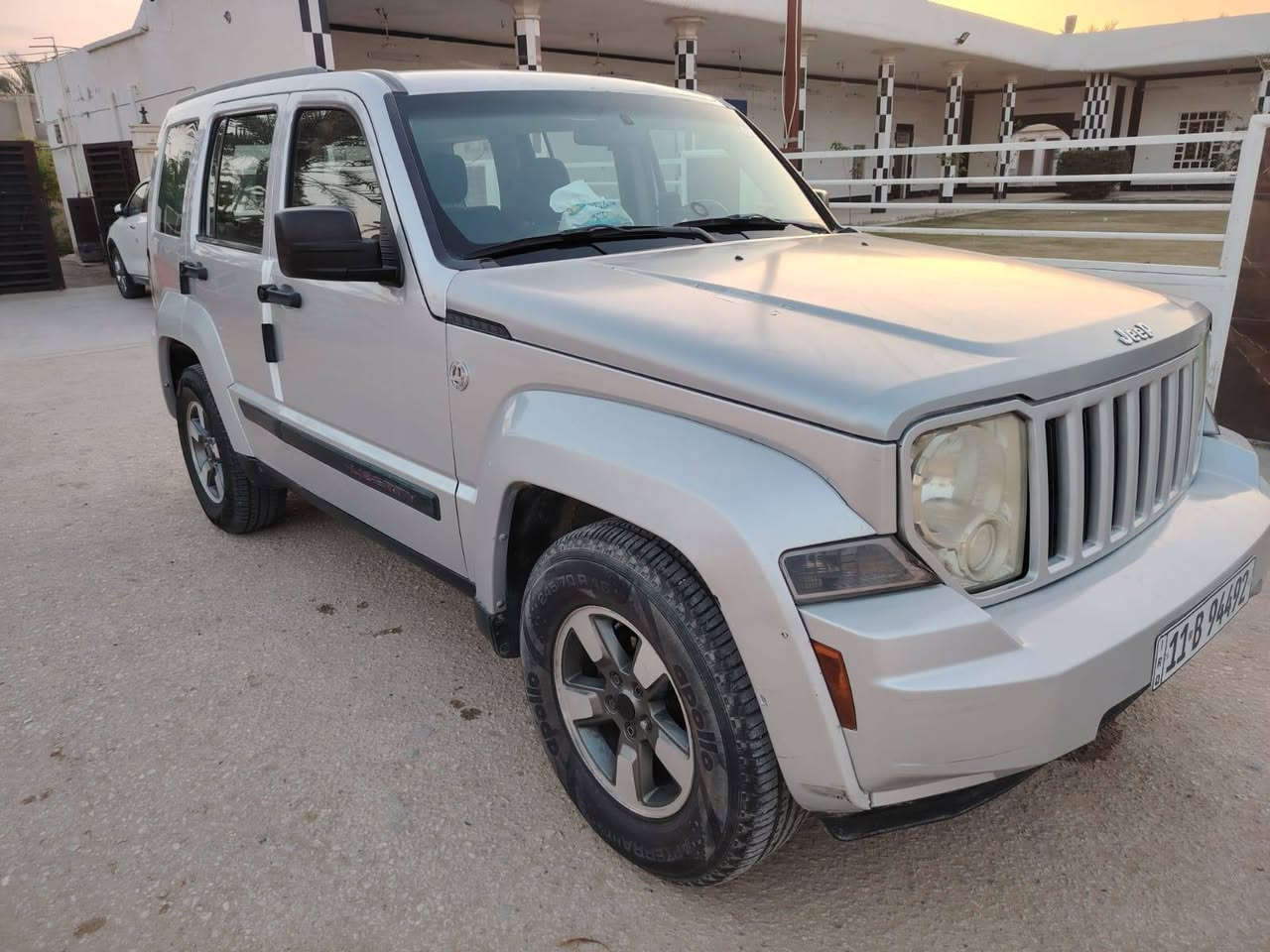 سلام عليكم 
جيب ليبرتي 2008

تخم تایر جدید
محرك وكير وحداديه 
بيها صبغ  قطعتين بنيد وجاملغ فقط بدون دواخل / ايرباكات

كلها سليمه 
 السعر المطلوب 85 وبيه مجال الشراي يتصل ***********
