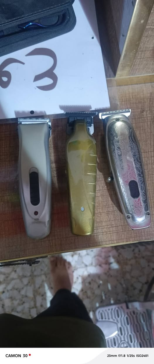 متوفر 
منضفات على 4 الالاف 
مثبتات واكس منوع على 4
مكينة دنغلنغ عدد ثنين 
فاترينة 75 وميز لد 130
مكاين صفر القطعة 15
عدة مكاصة و شفرات كاملة 45
كرسي ملكي 650 

مكاني كربلاء طويريج الدسمية 

***********
