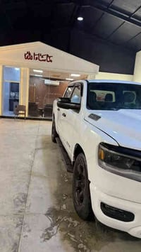 دوج رام بك هورن 2024 ماشيه 13m  بدي قصير باب طويلV6 مواصفات عاديه بصمه...