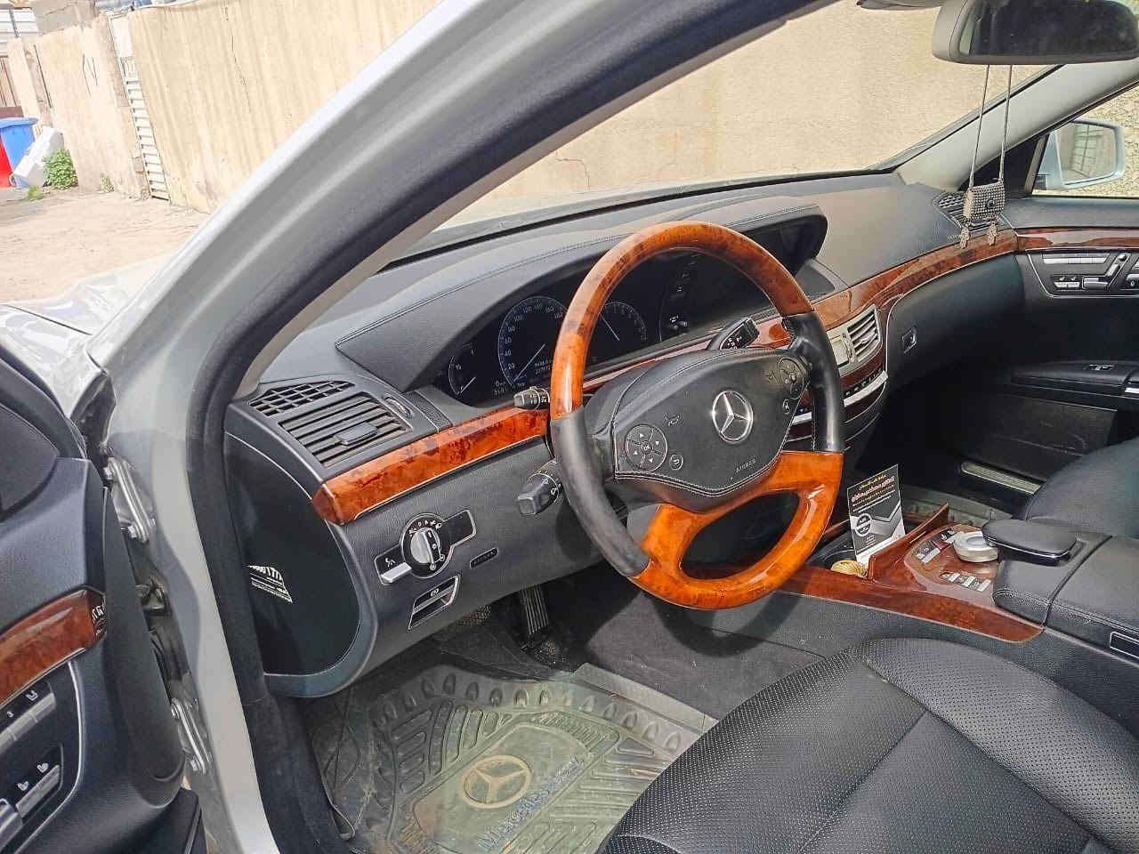 السلام عليكم. مارسدس اس ٣٥٠ موديل٢٠٠٩ بدون صبغ فقط دعاميات فول الفول وارد الماني السعر٢٠٠٠٠$ للاستفسار ***********
