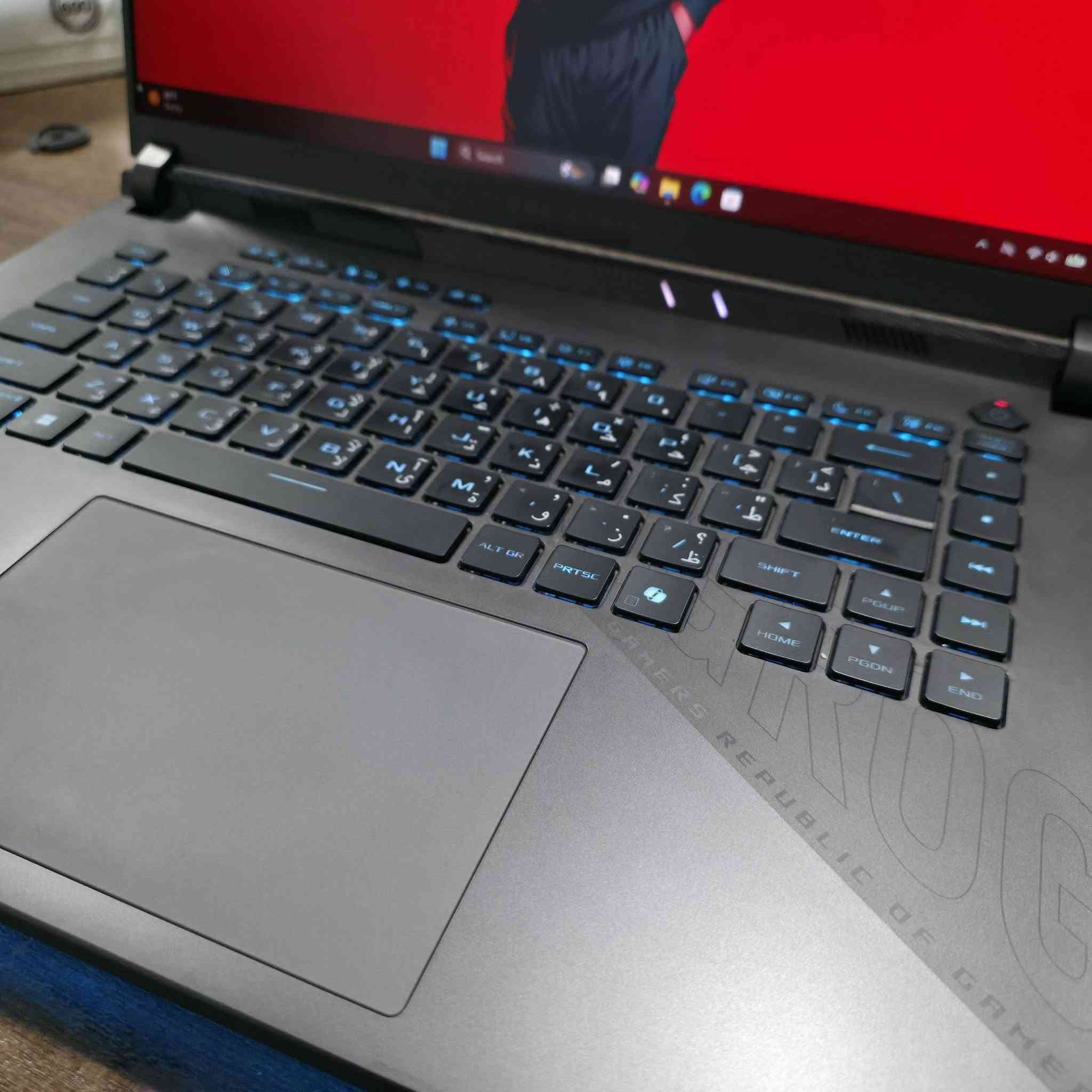 السلام عليكم ورحمة الله...
لابتوبي الشخصي للبيع
 ASUS ROG Strix G16 (2025) G614PR RTX 5070 Ti 12GB  Ryzen 9 8940HX  32GB DDR5  1TB SSD  1920x1200
مواصفاته هي:

المعالج:
AMD Ryzen 9 8940HX

كرت الشاشة:
NVIDIA GeForce RTX 5070 Ti — 12GB GDDR7
يشتغل بـ 140W كامل.

الرام:
32GB DDR5 بسرعة 5200MT/s

التخزين:
1TB SSD NVMe PCIe Gen4
يوجد سلوت M.2 إضافي فاضي للتوسعة

الشاشة:
16 إنش FHD+ (1920×1200) WUXGA، نسبة 16:10
معدل تحديث 165Hz، بانل IPS، زمن استجابة سريع

المنافذ والاتصال:
- HDMI 2.1
- 2× USB-C (يدعمان الشحن)
- 2× USB-A 3.2
- منفذ سماعة 3.5
- Wi-Fi 6E + Bluetooth
- كاميرا HD

اضافات:
- كيبورد RGB لكل مفتاح (per-key) مع أزرار ماكرو M1-M5
- نظام تبريد ROG Intelligent Cooling
- Windows 11 Pro مفعّل 

الحالة:
- نظيف جدًا، مابيه اي خدش
- باقي شهرين بالضمان من شركة الاماني في كربلاء

الأداء:
اللابتوب شخصي واداءه مثالي جدًا بالالعاب والعمل الثقيل وخاصة بفضل تقنيات ال dlss الجديدة فبداخل الالعاب تحصل على فريمات عالية جدًا...

السعر: 3,500,000 دينار وبيه مجال ان شاء الله

اعتذر من عدكم توصيل ماعندي، مكاني كربلاء اذا تحب تجي وتشوفه على راحتك...

سبب البيع: اخذت تجميعة بكرت شاشة عالي لأن شغلي يعتمد على الذكاء الاصطناعي وال vram ضروري عندي...

اذا تحب تشتريه راسلني واتسآب على رقمي:
***********
