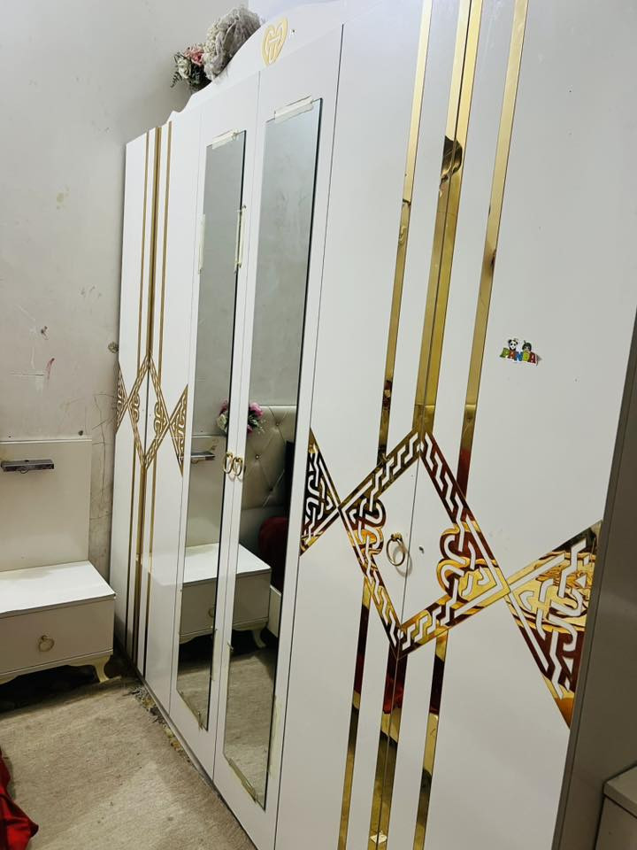 السلام عليكم غرف نوم مستخدم للبيع مثل ماتشوف كدامك بصوره الغرفه نضيفه السع 600وبيها محل قليل مكاني نجف كوفه ناحيت العباسيه  للتواصل ***********واتساب
