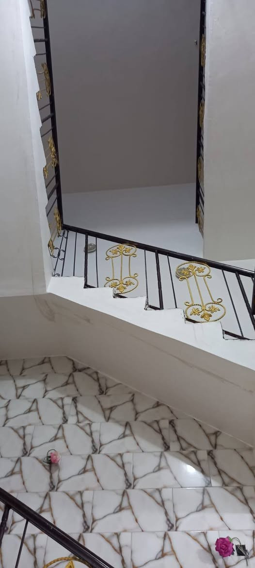 السلام عليكم
مشتمل قاطين في زين القوس خلف شارع الشيرازي 

مساحه 100م 5×20

يباع نقد او مبادره 

***********
