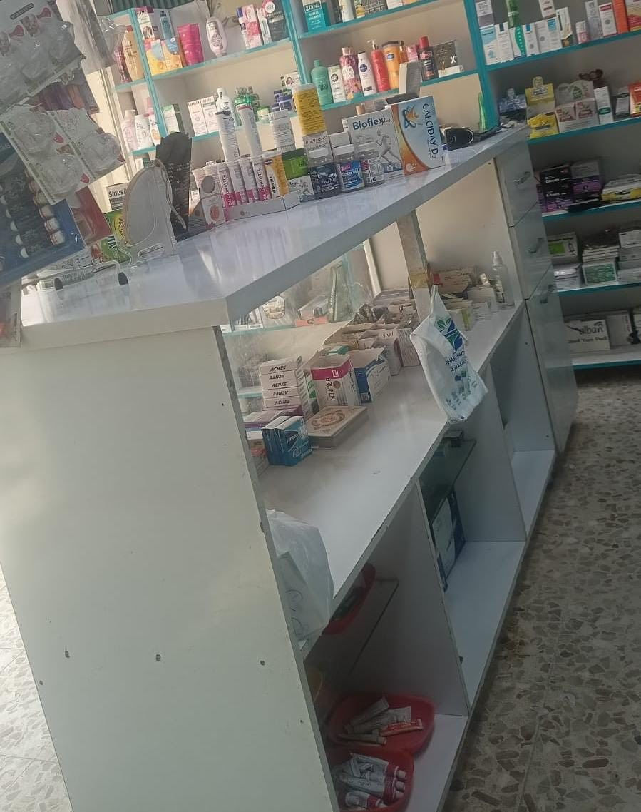 جام خانة 10 ملم واجهيه  6 متر ارتفاع ٢٦٠
مع باب 

خانة خشب mdf  عرض متر 
ارتفاع ٢ متر

ميز خشب mdf بيه عده خانات 

كذللك توجد لافتة ضوئية 
الاستفسار واتساب او اتصال ***********
