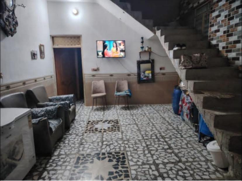 سلام عليكم  البيت البيع.  او مراوس بل شهداء حسب القناعه 

البيت 🏠 بناء 2022 حديث 

الموقع  جبريه ٣ قرب جامع النداء 

طابو صرف تحويل ثاني يوم 

المساحه 125

قاط الأول  يتكون من ديوانيه وصاله ومطبخ وغرفت نوم وحمام داخلي  

كراج كاشي 

صحيات خارجيه 

كامل نقص بس سقف ثنوي 

ديوانيه حزام سراميك ورضيه كاشي 

مطبخ سراميك وكاشي 

صاله حزام سراميك وكاشي 
 
والغرفه سراميك حزام وكاشي ارضيه  
 
حمامات داخليه و خارجيه 

البيت كهرباء كله فول.  الشغل درجه واله 

الماي كله شغل درجه واله  
 
القاط 2 لفوك 3 غرف نوم 

اولاً غرفه كامله من سراميك وسقف 
 
بيها شباك من الكاع الحد بيتونه ٣ والصاله حزام سراميك  عايزها سراميك ارضيه فقط 

والغرفتين عايزهن سراميك ارضيه فقط وصقف 

البيت قاطين وبيتونه  كبيره طابق ٣ 

لبيت بي نواقص. قليليه الواجه بيها ملبوخه  وبيها ما ملبوخه  

التفاصيل اتصلو عل رقم🤝 (***********)
