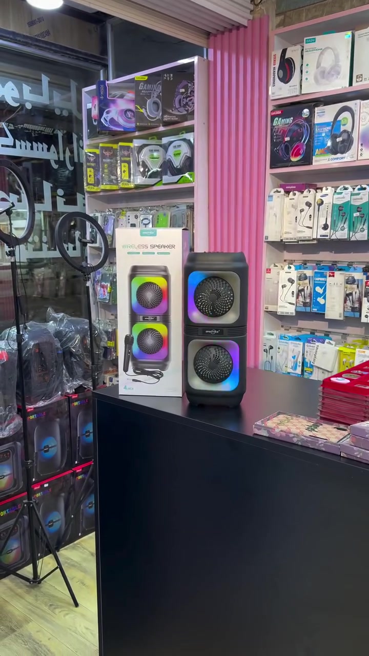 يحتوي على RGB Lights إضاءة ملونة
* بيه مايك سلك للكاروكي
* عدد السماعات: 2 سماعة حجم 4 إنج
* القدرة الصوتية تقريباً 10 واط (2×5W)
* يدعم:
‏    * USB
    * كارت TF / microSD
    * راديو FM
‏    * AUX
* بطارية داخلية قابلة للشحن
* سعة البطارية تقريباً 1500–1800mAh
* الشحن عن طريق Micro USB
* مدة التشغيل تقريباً من 1 إلى 2 ساعة على صوت عالي
* ارتفاع السبيكر حوالي 40 سم
* مناسب للكاروكي والجلسات الخفيفة والمحلات الصغيرة  
العنوان النجف حي السلام شارع ابو الدجاج مجاور محمع ديما للملابس *********** #النجف #محرم #عيد_الغدير #العراق #توصيل #سبيكر
