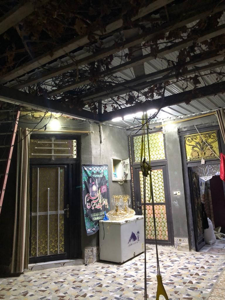 بيت للبيع مساحته 160متر ركن شارع تبليط ورصيف طابقين عكاده طابوق ثلاث غرف وصالتين وديوانيه ومطبخ وصحيات سديناويه شارع صيدلية الروان البيت زراعي التواصل على الرقم ***********يوجد  وات ساب
