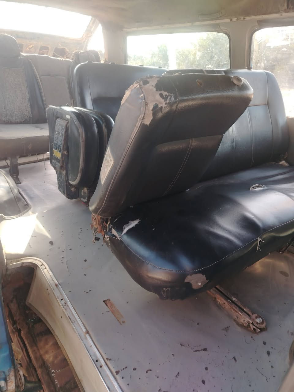 سلام عليكم كيه بسته م ٩٤ سيارة مصفر هيه مرور سنويه ماصاقطه رقم ألماني سياره جاهزه مكينة كير اكسن شواصي مكفولات تخم تاير حداديه جديد غرفه استارك  تريد وكالة او مداور السعر ٣٥ وبيه مجال حك الجيه مكان دوانيه ***********
