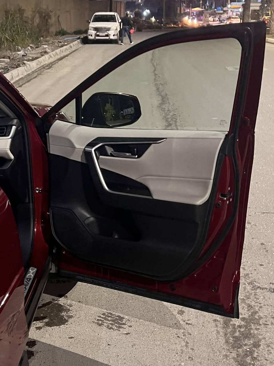 راف فور هايبرد  ٢٠٢٤
مواصفات :-Xle
لايت :- Led - كشن السايق كهرباء - وباقي الموصفات معروفه 
ماشية ٣٤٥٠٠ الف ميل قابل للزيادة 
السعر ٢٣٥ وبيها مجال بسييط 
- السيارة خير من الله كلشي مناقصها فقط بعض التكحيلات   
- ⁠للتواصل  على الرقم *********** 
- ⁠بغداد حي الجهاد
