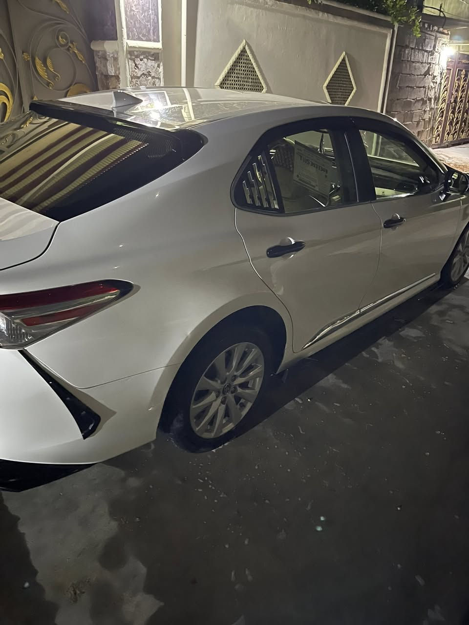 كامري ١٨ ابيض سياره جديده من جميع النواحي فتحه بصمه رادار امامي رادار بلمري داخل لونين المرغوب اشاير مري توقف ذاتي تحديد مسار تحكمات جهتين عداد مسافه ٤٧ الف حقيقي رقم دولي تواصل معه صاحب السياره ***********
