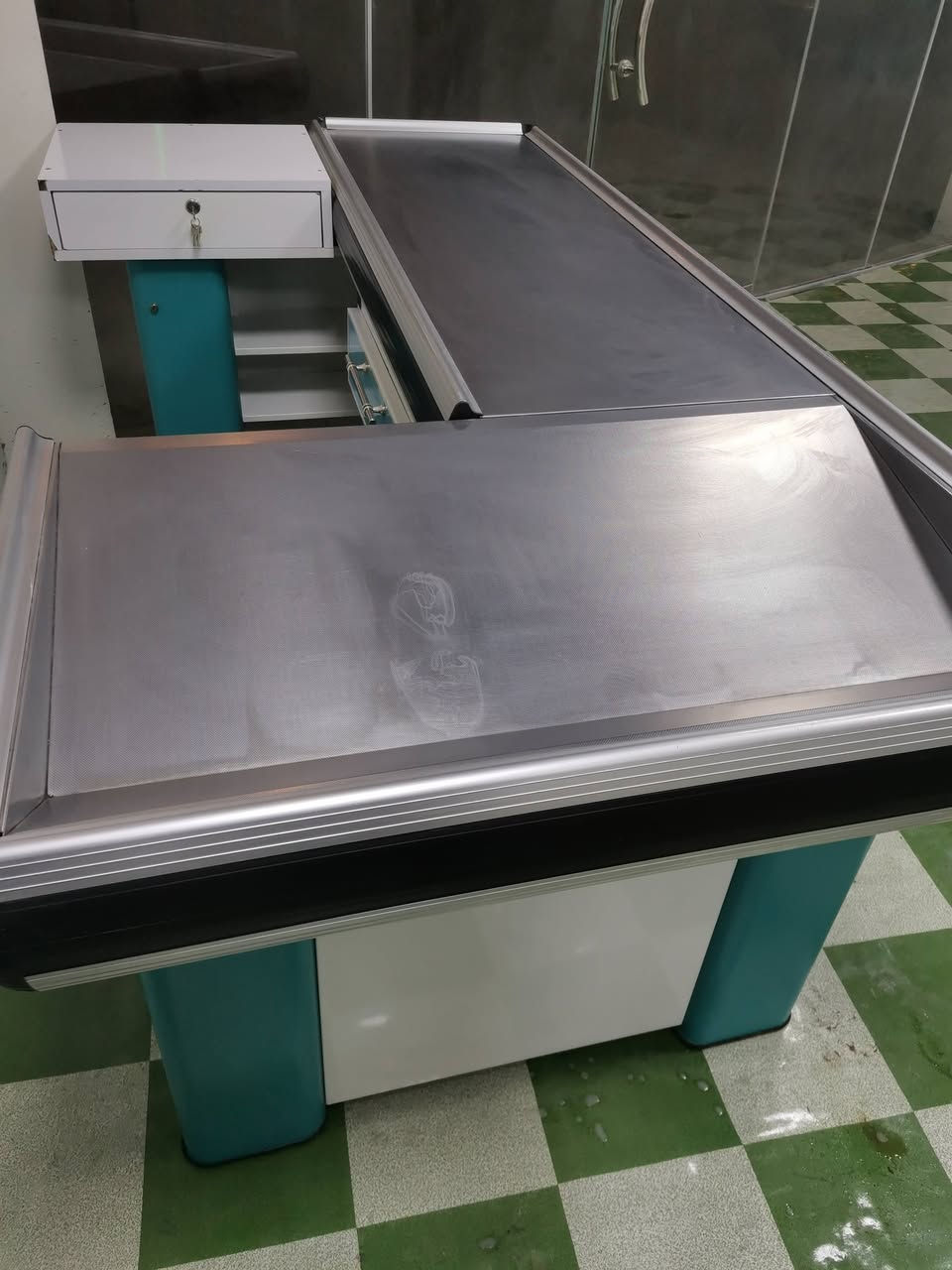 ميز كاشير ١٠٠ الف مامتواد خاص ***********
