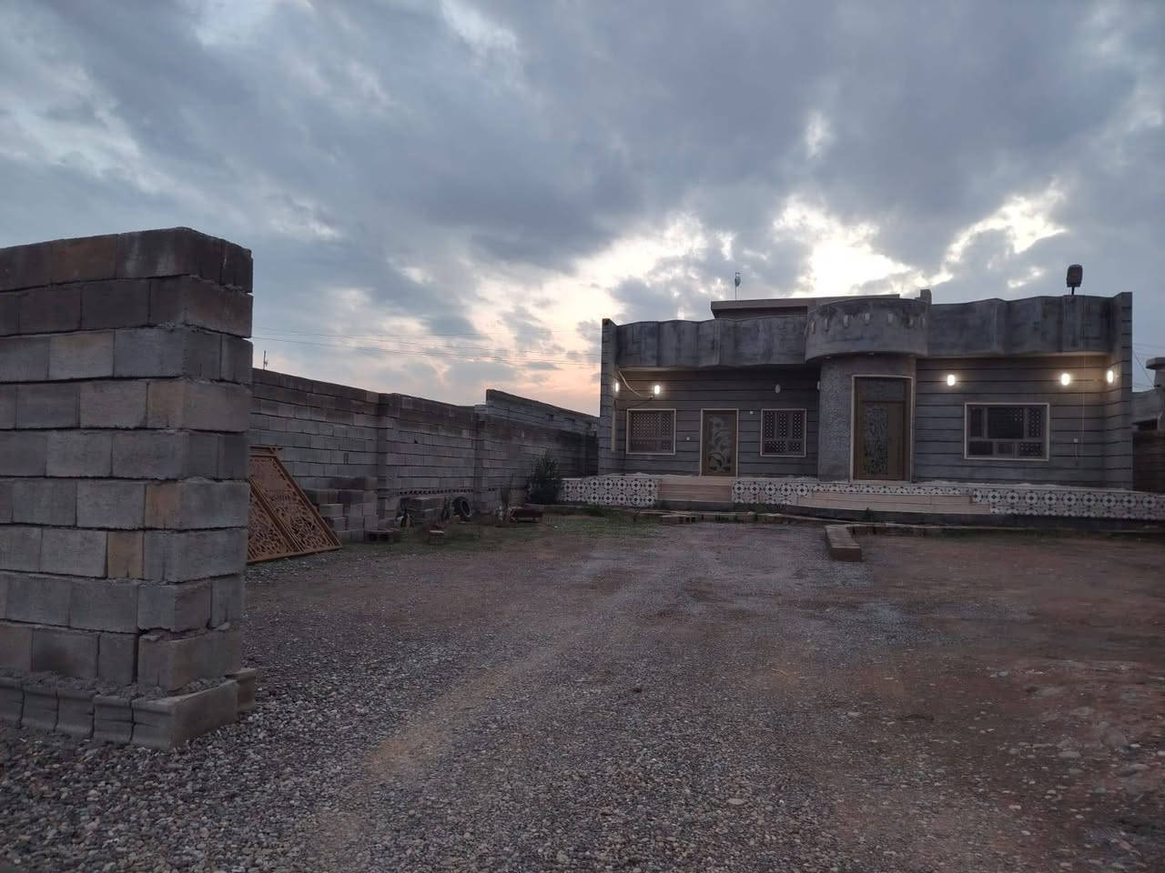 بيت للبيع قضاء العلم خلف جامع الصالحين بالقرب من قاعة اماسي بناء حديث مساحة الأرض 700 متر والبناء 180 متر غرفتين نوم وربعه ومطبخ داخلي حار وبارد مع مجموعة صحيات متكامله وانتوا بكرامه  مسيج وصحيات خارجيه ومخزن خارجي
السعر المطلوب 80 مليون قابل للتفاوض
***********
