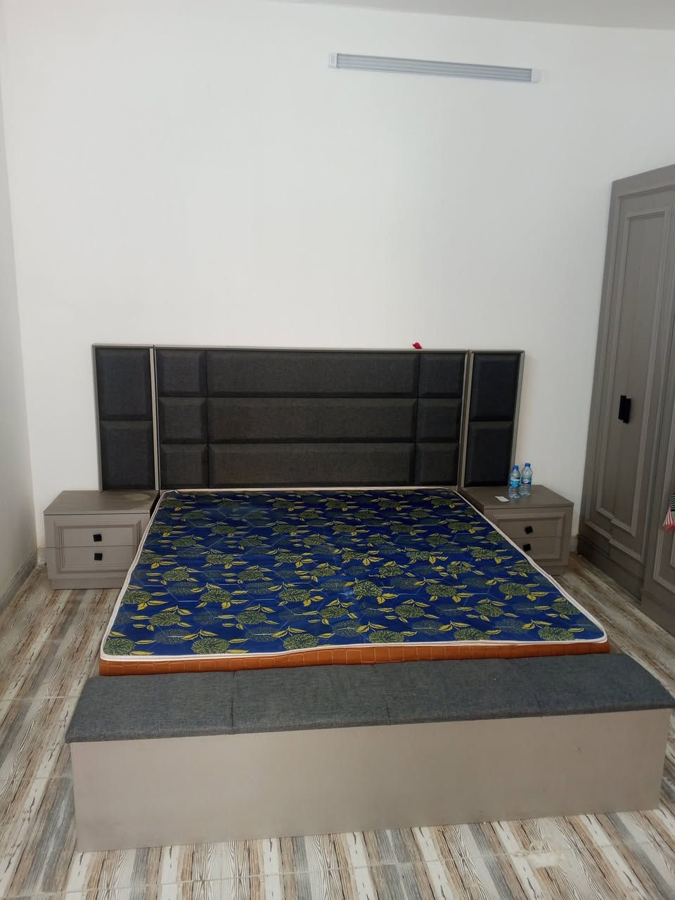 اسلام عليكم قرفه نوم مثل ما موضح بصوره قرفه حلوه ومرتبه وماعليهه اي عيب غبل يويمن اخذناهه B مليون ونص قيم بل مايرضي الله وتعال شيلهه


**إذا كنت صاحب هذا الإعلان وتريد حذفه لأي سبب، رجاءا أرسل رسالة إلى الدعم الفني**