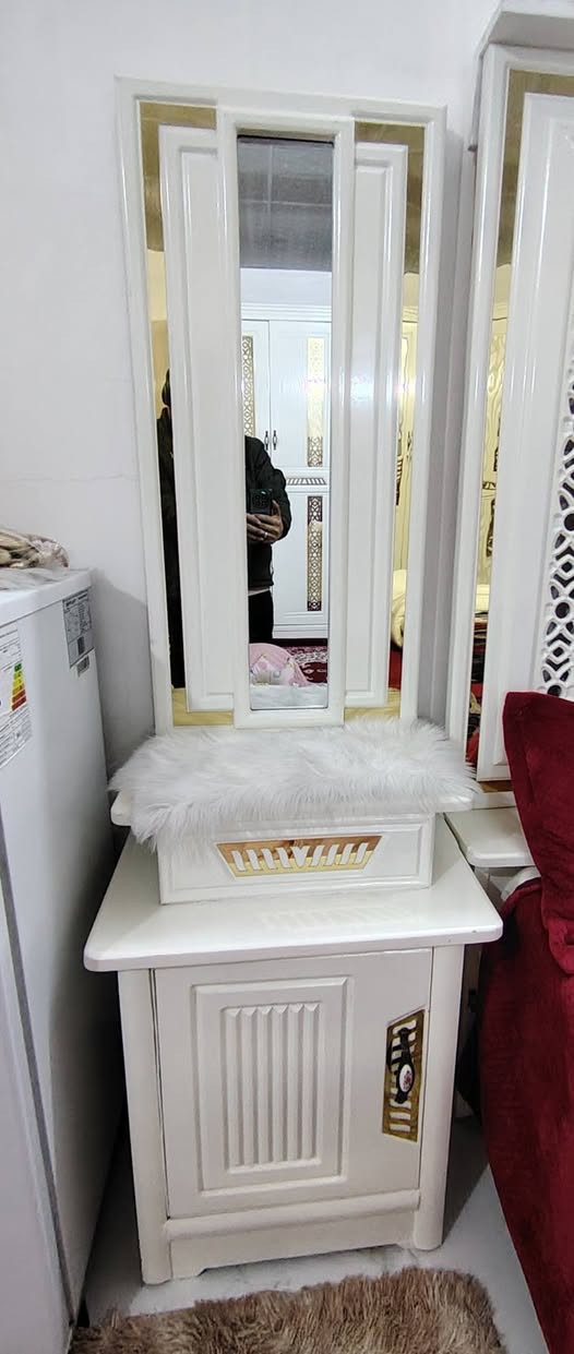 السلام عليكم غرفه اخشاب عراقيه خشب تزكام شغل درجه اولى بعدها جديده استخدام سنه السعر مليون ونص وبيها مجال بسيط مكاني بغداد الشعب. ***********
