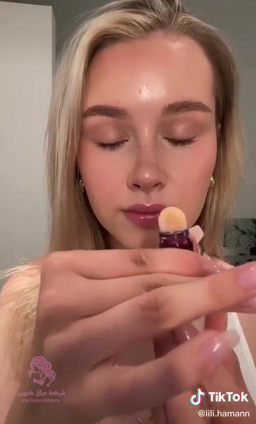 كونسيلر ميبيلين المستورد . 💗Maybeline concealer💗
#الامريكي #الاصلي💯
خافي عيوب سائل بتركيبة مُركزة ولون واضح ..
يحتوي على مواد اخرى تساعد في علاج انتفاخات ماحول العين
العلبة بلاستيكية بحجم صغير مُصممة بحيث تقدرين تحركي الرأس بشكل دائري (لف) لاستخراج المنتج وتوزيعه من خلال الكُرة الإسفنجية على البشرة ..
✅ سعر مناسب
✅ قوامه خفيف
✅ تغطيته عاليه
✅ يضيء ماتحت العين وممكن استخدامه ك (هايلايتر)

طريقة الاستخدام :〽️
✨ ضعي مرطب ترطيبه عالي (برايمر او سيروم) تحت العين عن طريق الطبطبة بالاصبع
✨ ضعي الكونسيلر بعد و وزعيه عن طريق الطبطبة سواءً باليد أو بأسفنجة البيوتي بلندر أو فرشة كابوكي بشكل متساوي
وبعدها يتثبت ببودرة .🌟
جداً جميل للإستخدام اليومي خصوصاً بالصباح، يعطي مظهر طبيعي وسهل دمجه وتوزيعة سواءً باليد أو بالأسفنجة أو بالفرشة.⚡️
الالوان ٣ للسمرة وللحنطية وللبيضة 
المنشأ امريكي 🇺🇸 
السعر 18 الاف
🚘يوجد خدمة توصيل لجميع محافظات العراق ٤ الاف 🚘


**إذا كنت صاحب هذا الإعلان وتريد حذفه لأي سبب، رجاءا أرسل رسالة إلى الدعم الفني**