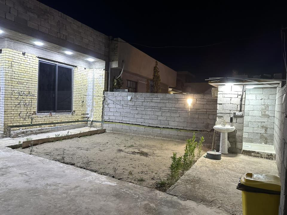 سلام عليكم
دار للبيع/مساحته 220متر/بناء100/ متر يحتوي على استقبال

ومطبخ وصاله وغرفه واحده وصحيات بناء جديد 

العنوان فلكة سلمان باك حي جابر الأنصاري 

قرب القصاصيب ثاني فرع 

الاستفسار الاتصال ع(***********)(
