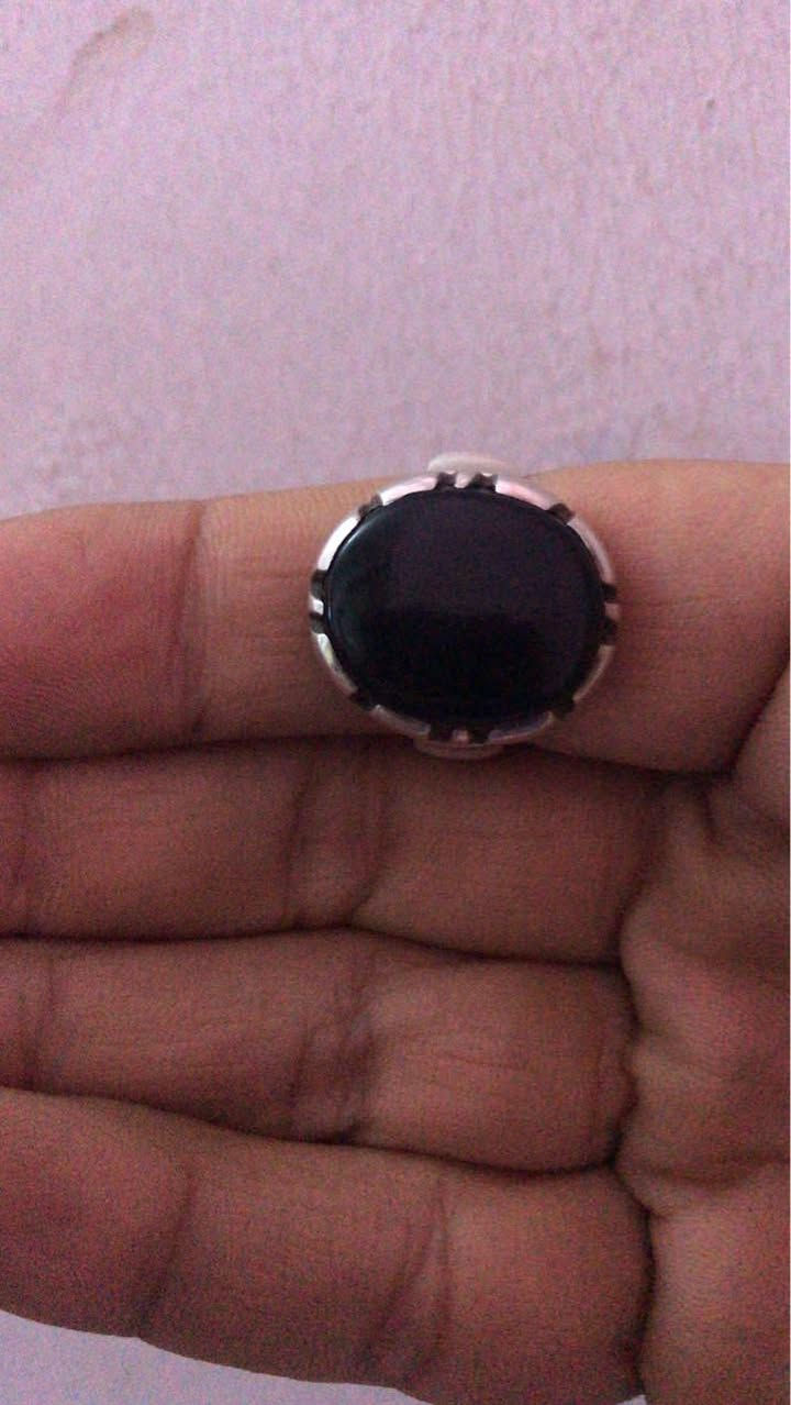 السلام عليكم و رحمه الله و بركاته
خاتم عقيق يماني مصور الحجر قديم 
السعر التواصل واتساب ***********
