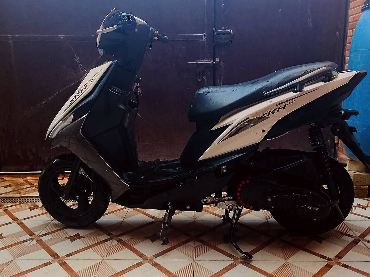 السلام عليكم دراجة ماكس عدله حديثه  للبيع،موديل 2024
شغاله سلف هندر باي وقت. مكينه مزوده 51 بلادي 
شلعه ومعدل يخبلان. 
كهربائيات كلها شغاله لايت اشاير هوران بكلايت كلها شغاله ستان صفح كهربائي. 
تواير مبدللها جداد كداو ووره. 
دراجه كامله من كلشي وكلش حلوه بس معتاز واريد ابيعها. 
سعر: 280وبيها مجال 
المكان: كربلاء البوبيات 
الرقم: ***********.بي ويتساب ماعندك رصيد تصل على الواتساب.
