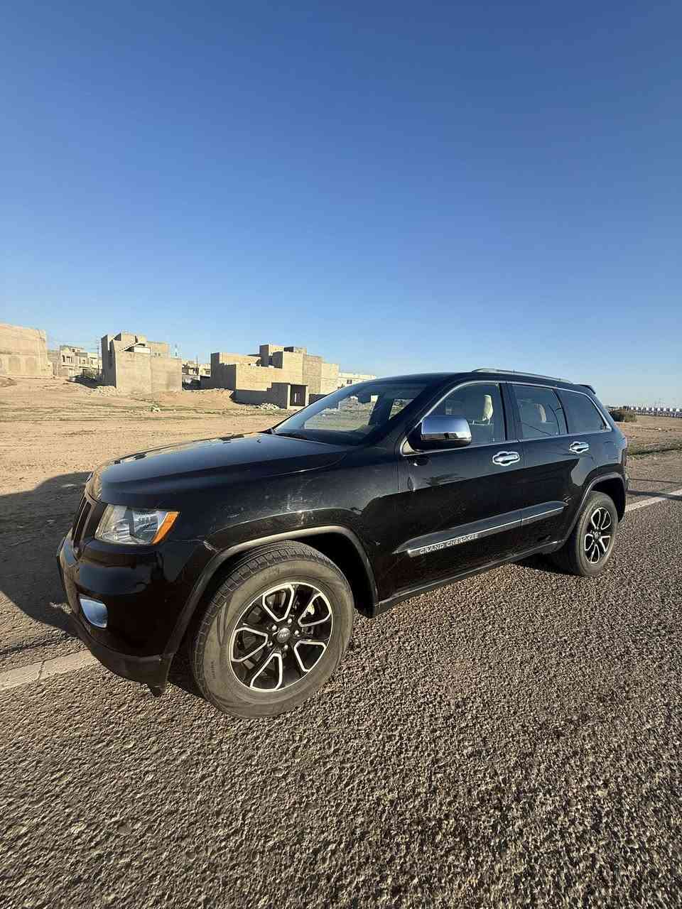 جيب ٢٠١١ لاريدو
ضربتين بيها .. 

ماشيه  ١٧٨ الف ميل 

٦ سلندر  

مكاني تكريت 

***********
