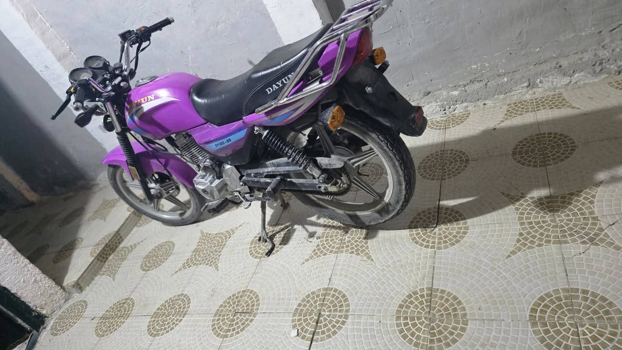 للبيع موديل 2023 ماخذه بالاقصاد وباقي عليها 3 اشهر وعندي نسخه من الاوراق والي يشتريه اخذه لابو المعرض واراويه الاوراق الاصليه يكمل القصد وانطيه الاوراق الاصليه مكاني كربلاء حي السلام وأعلى سعر ابيع والدراجه كفاله من كلشي برغي ما ملعوب بيه *********** 
***********
