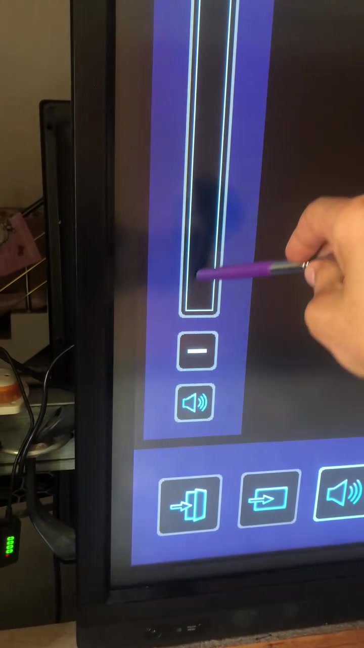 للبيع - شاشة تعليمية كبيرة Sharp 70" 4K 🔥  
SHARP PN-L703B Interactive Touch Monitor  
Made in Mexico  

الحالة: ممتازة جداً

المواصفات:
القياس: 70 إنش 4K UHD
صورة فائقة الوضوح
شاشة تعمل باللمس - يمكنك استخدامها باليد والقلم
مستخدمة للتدريس والمؤتمرات
تحتوي على منفذ HDMI، تتصل بسهولة باللابتوب و TV Box
حالة الشاشة 100% سليمة، بدون خدوش أو كسر

هذا الجهاز مناسب لـ:
المعلمين والمدارس
الشركات للاجتماعات
لمحبي الشاشات الكبيرة للألعاب والأفلام

ملاحظة: هذه شاشة مونيتور وليست تلفزيون. تحتاج إلى لابتوب أو Android TV Box للعمل.

السعر: 470$  
يوجد مجال بسيط للجادين

المكان: أربيل  
إذا أردت رؤيتها عن قرب، أهلاً وسهلاً.  
الفحص متاح بحرية.


**إذا كنت صاحب هذا الإعلان وتريد حذفه لأي سبب، رجاءا أرسل رسالة إلى الدعم الفني**