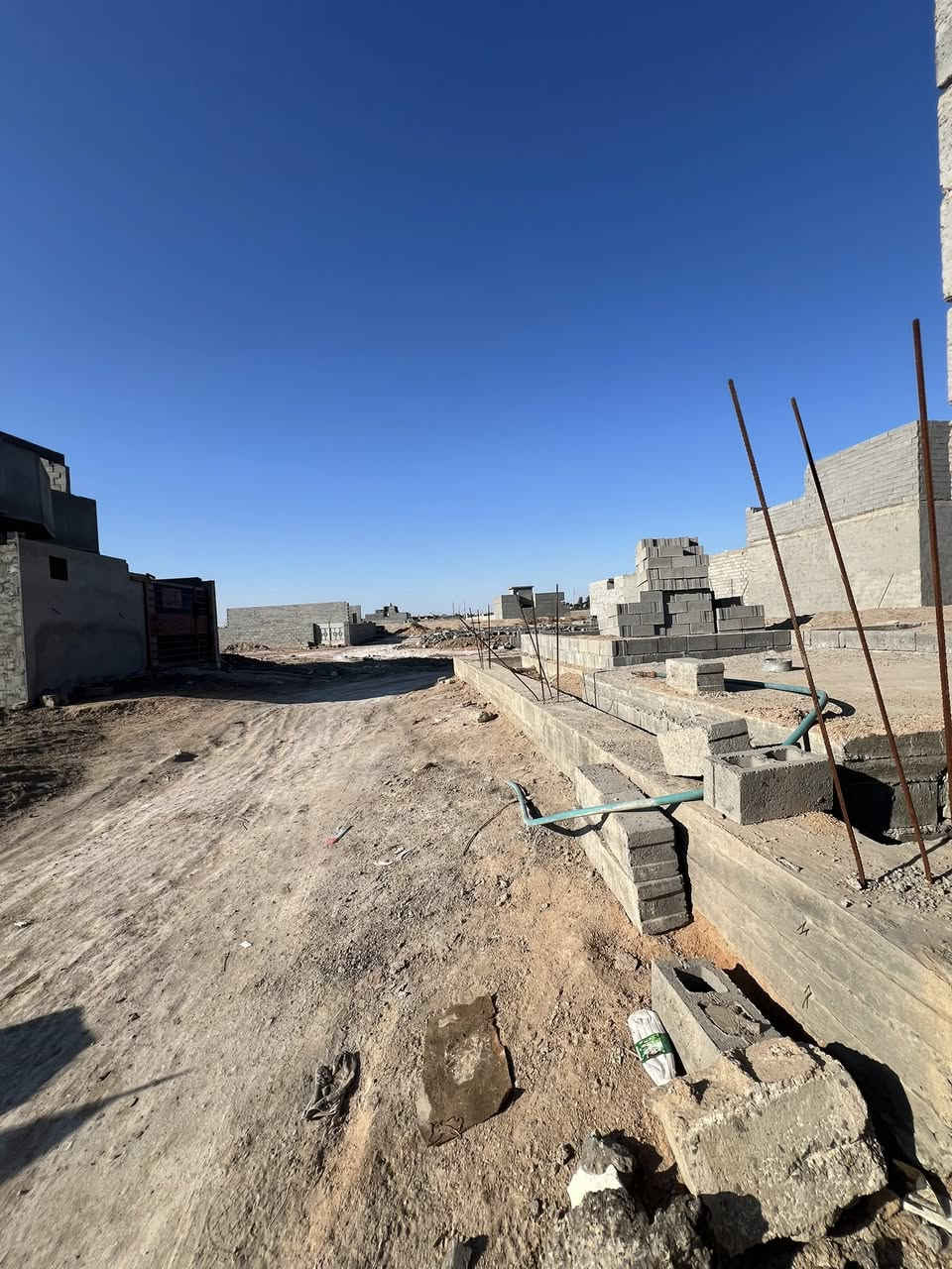 قطعه ارض للبيع في الزراعي خلف مزرعة ابو رائد
مساحة 200
مجعبة درجة اولى 50في 40 عرض وارتفاع 
تتكون من غرفتين صاله استقبال مطبخ
صحيات داخليه خارجيه
السعر 22
رقم 
***********
