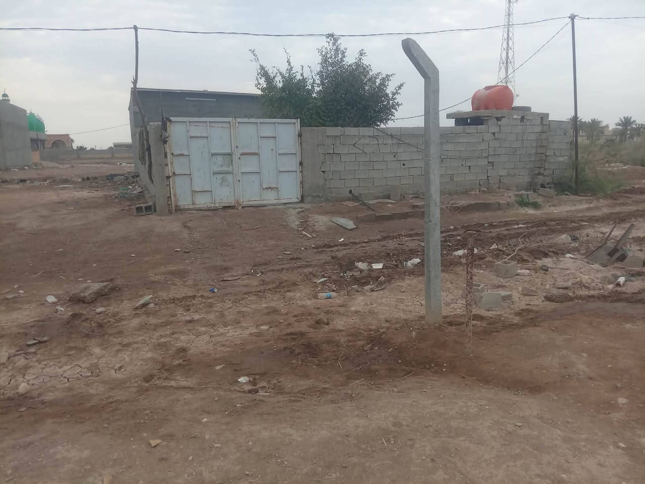 السلام عليكم دار لبيع مساحه ٢٥٠ م  رباط كونكريت
يحتوي ع غرفتين وصاله ٤ /١٠مع  حمامات وحديقه بيت مال عائله وحده مع كافه الخدمات مولد خط يبعد عن مدرسه ٢٠٠ م  / المكان صويره في قريه العزه قرب محطه شرق البصره***********
