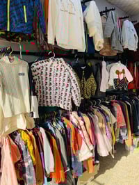 محل ملابس جاهز • كامل التجهيزات • سوق القادسية