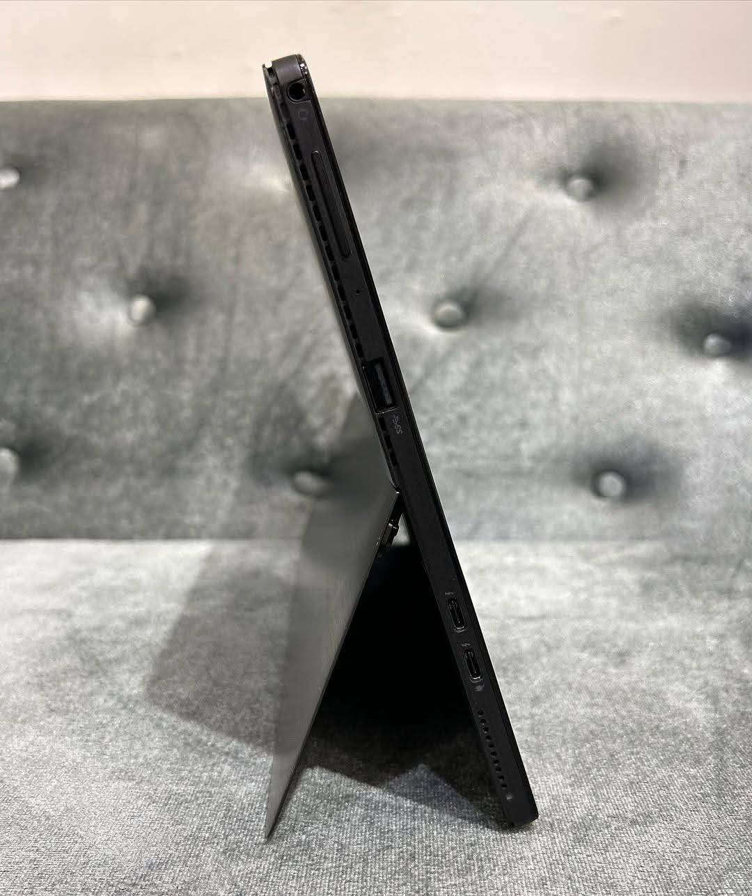 لابتوب Dell
2 بــــ 1 (تابلت + لابتوب)

مواصفات الجهاز
 شاشة لمس Full HD
 معالجCore i5 الجيل الثامن
 256GB SSD سريع جداً
 رام 8GB (قابل للزيادة)
 بطارية ممتازة ومكفولة 
 تبريد مستقر وقوي
 تصميم أنيق وكلاسي
 كفر متين وقوي
 مع الشاحن الأصلي


**إذا كنت صاحب هذا الإعلان وتريد حذفه لأي سبب، رجاءا أرسل رسالة إلى الدعم الفني**