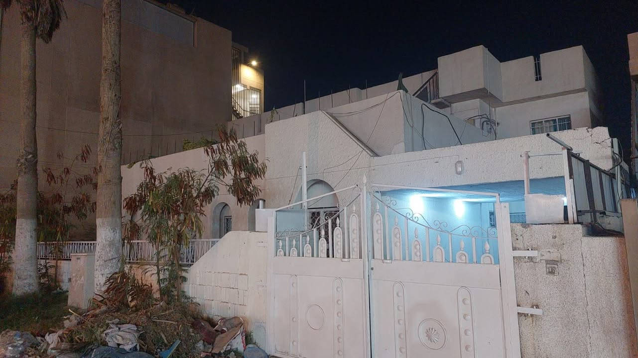 🏡 بيت للإيجار – زيونة / محلة 710
بالقرب من جامع وهيب الفرج – موقع مميز على شارع تجاري.

📐 المساحة: 400 م²
📏 الواجهة: 15 متر

مواصفات العقار:
• طابق أرضي فقط
• صالتان كبيرتان
• غرفة طعام
• غرفتا نوم
• حمّامان
• غرفة حارس
• كراج
• حديقة

يفضل روضة او مقر شركة أو  استخدام تجاري 

📞 للاستفسار والتفاصيل التواصل على الارقام 👇 
***********  
***********

