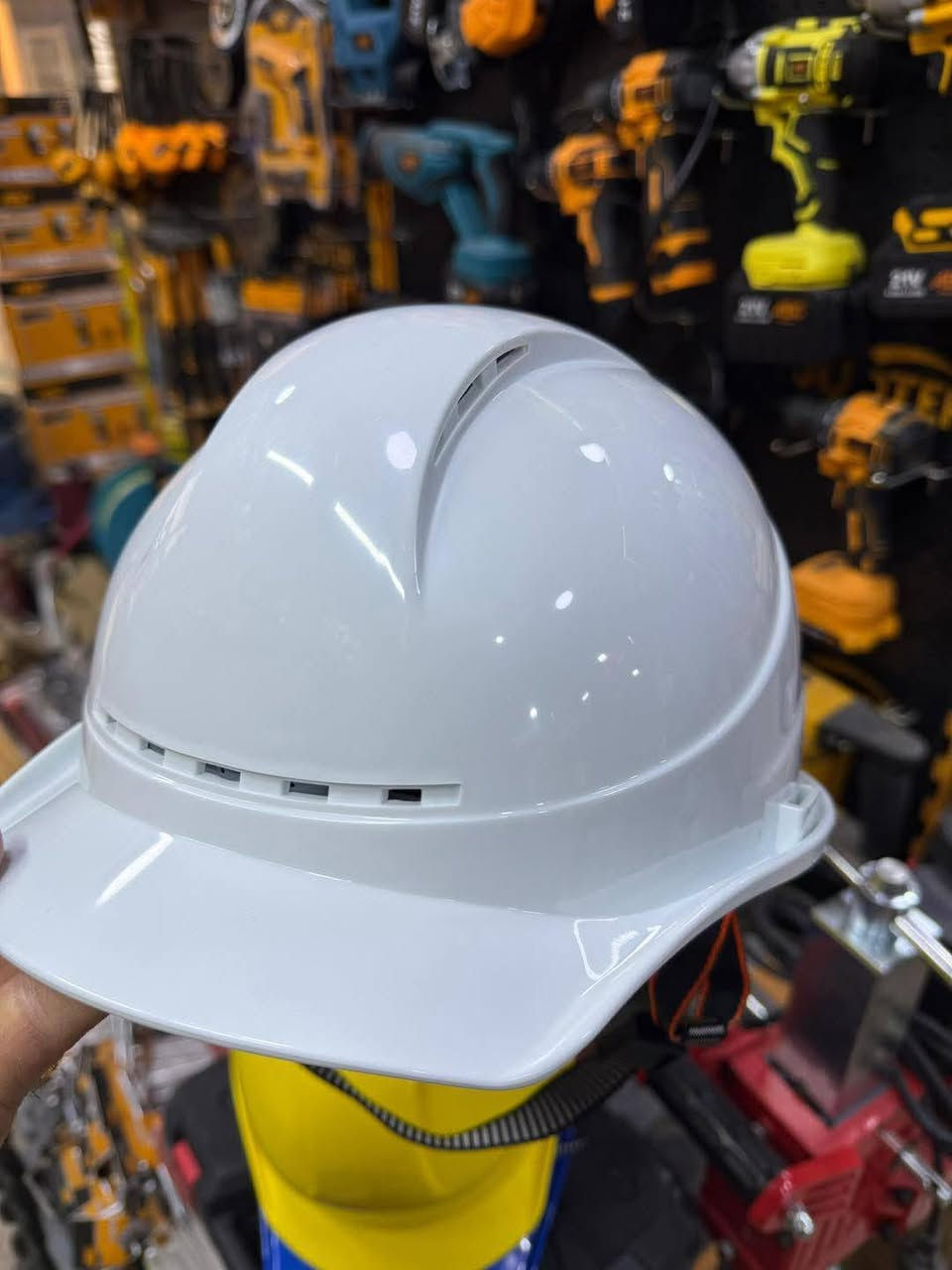 معرض الجزيرة لتجهيزات السلامة لبيع وشراء لوازم السلامة البصرة العشار الداكير خلف مقام الامير سوك الحبال*********** البصرة, العراق
