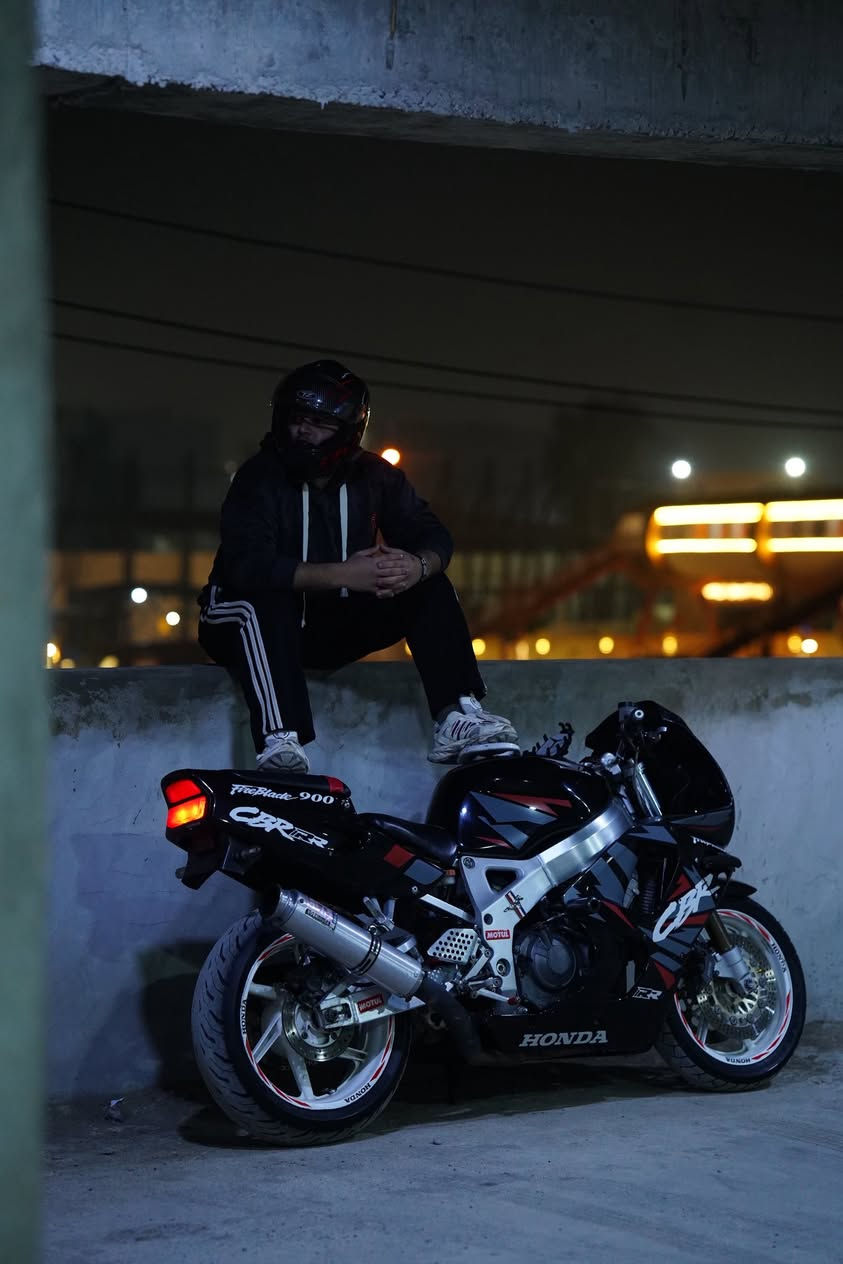 سلام عليكم cbr 900 
جديده بمعنه الكلمه كفاله عامه عامه 
دراجه مال جناي جاهزا من كلشي 
دينار متصرف عليها تايرات مشلن جدد 
دراجه مزوده بلادي ستيرن ودركه رياضي من يابان وبراد  وكير رياضي شفتر دهن يعني تنسا حماوه متصل ربع بعز الصيف 
سعر ٢٠ وبيها مجال متوازي على فلوس وعرضتها 
تواصل على رقم 
***********
***********
