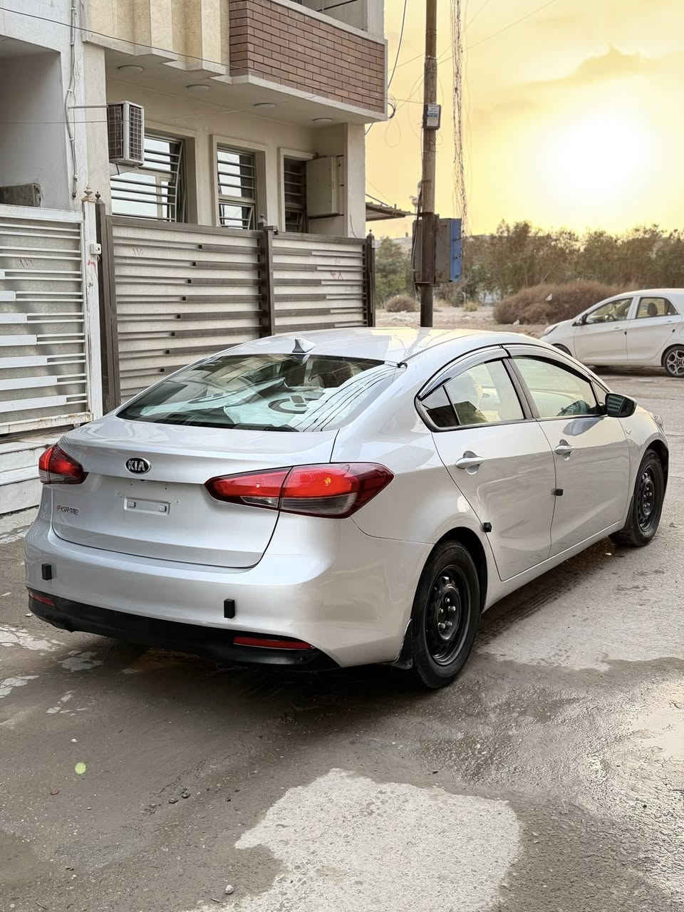 السلام عليكم
كيا فورتي 2017 وارد امريكي 
حادثها جاملغ وبنيد وانصبغت حزام اثر شخوط وفديو قبل الصبغ مذكور بلمنشور مع صور الحادث وغير هل حادث مال امريكا مابيها غير الشخوط وطخطخات 

مكينه 2000 دوش  لا تنقيص ولا قطره تبخير 
كير اي تي 
ماشيه ١٤٦ كيلو متر 
سياره متعمره تعير كامل من صفر من صدر داخل وحارج اي نقص مابيه جاهزه للي يدور سياره يشتغل بيها ع باب الله استعمال شخصي جاهزه 

رقم اربيل بأسم شركه تحويل وكاله ثاني يوم بشرط 

مكان السياره بغداد الدوره 
السعر ١٠٤ وبيها مجال بسيط 

تشوف سياره غاليه اعبرها تلكه اغاتها وتركب الاحسن منها 

***********
