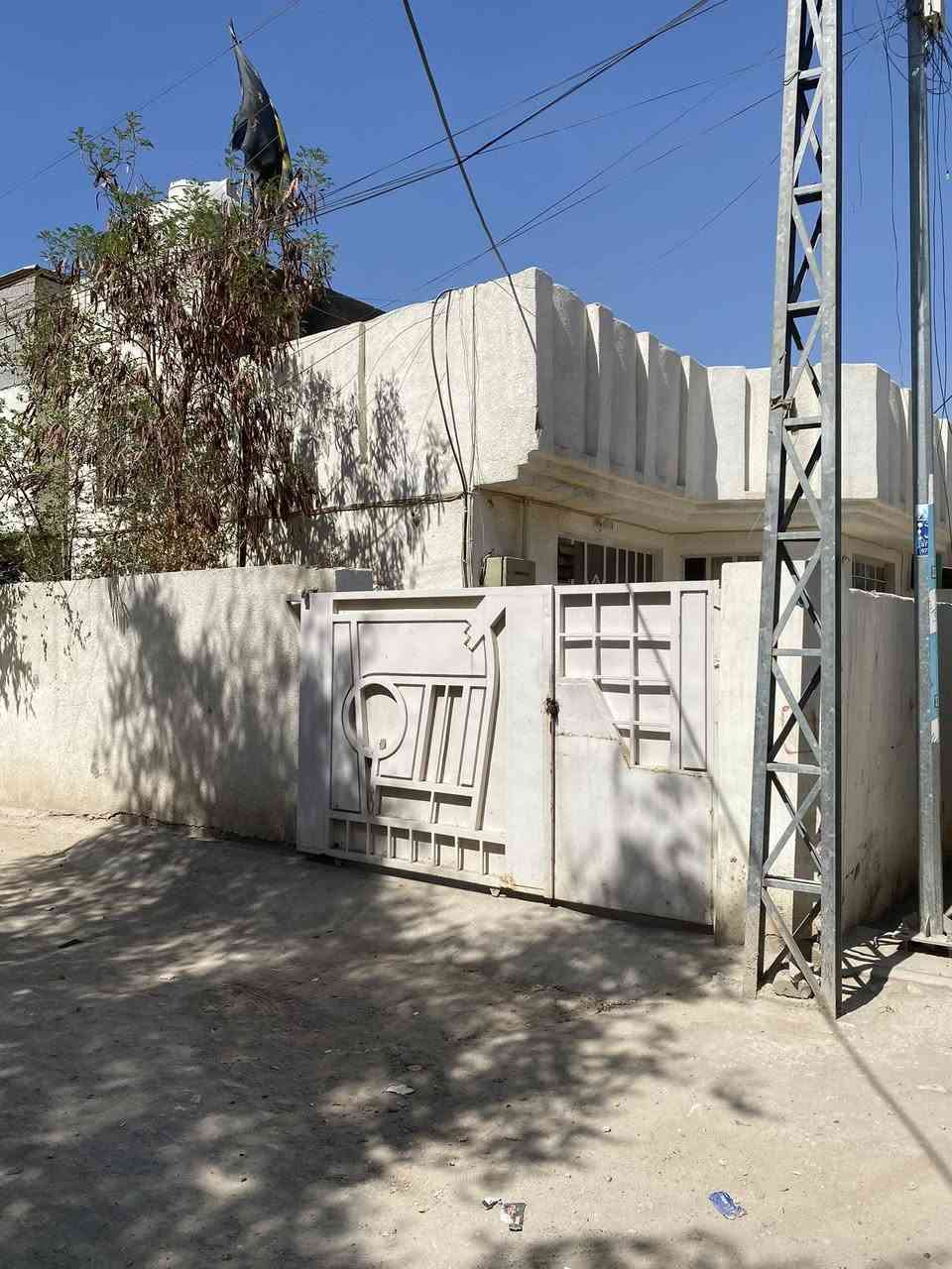 سلام عليكم دار للبيع منطقه الزعفرانيه قرب اسواق مريم شارع الزوراء خلف مول الباشا زراعي كافت الخدمات ماء مجاري كهرباء تبليط يحتوي الدار طابق ال اول غرفه نوم وصطح طابق الارضي يحتوي على غرفتين نوم ستقبال صاله مطبخ صحيات داخليا خارجيه بيت كراج سياره ترك خلف لبيت مساحه 180 سعر 120 بي مجال لتفاوض 
والاستفسار: رقم الهاتف ***********
