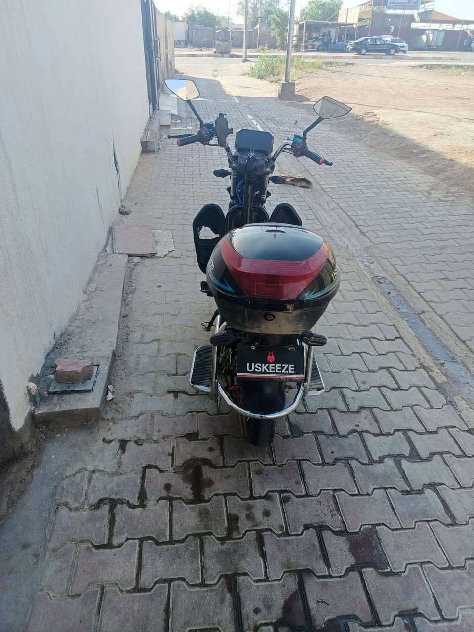 موطور شحن بعده جديد فقط يحتاجله تاير خلفي اخذته من الجمعيه وبطارياته كلهن جدد سعره ٥٠٠وبي مجال بسيط. 
***********

