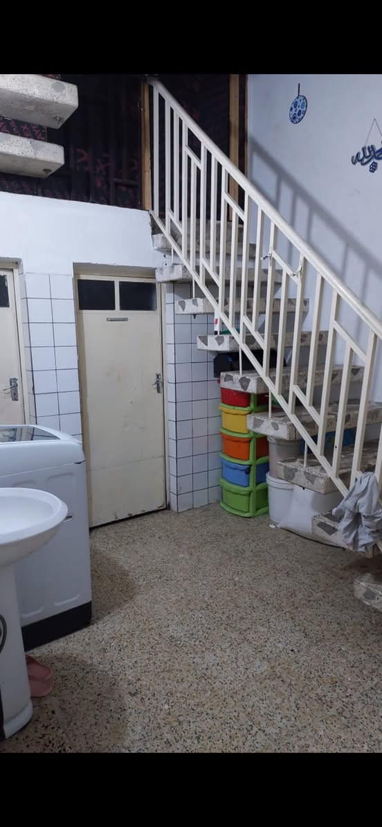 🏠 دار للبيع
المساحة 105
النزال 15 الواجهة 7 
مسلح + بناء قديم وليس حديث نظيف قابل للسكن 
الطابق الاول 3 غرف وخدمات +طرمة جبيرة
الطابق الثاني غرفه + تكملة غرفتين ساندويج وخدمات 
وسطح 
للاستفسار *********** 
المكان حرية ثانية الفرع المجاور دائرة الكهرباء
