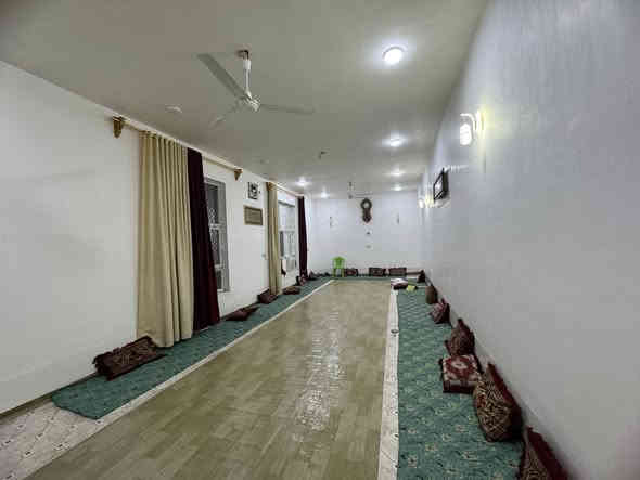 بيت للبيع 

مساحة ٦٥٠ ركن على شارعين

 طابو زراعي

 يحتوي على استقبال ١٢ *٤ونص

 _صاله ١٣*٤ وربع

 _مطبخ ٦*٤

  _غرفتين 

الغرفه الاولى ٤ونص*٥ 

الغرفه الثانيه ٥*٤ 

مجمع صحيات داخلية وخارجيه

حديقه ٢٠٠ متر 

ممر مترين داير حبل 

ماء +كهرباء كامل 

العنوان 
شارع مشيمش حسينيه الامام السجاد قبل ملعب عقيل ب٢٠٠ متر 

السعر ١٤٥ وبي مجال

للاتصال والاستفسار 
***********
