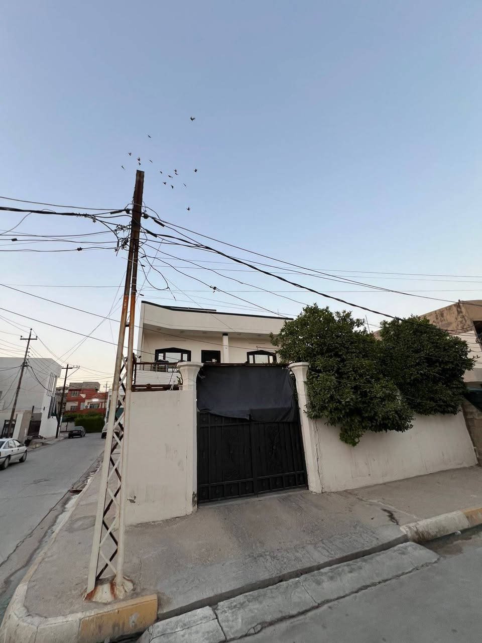 #دار للبيع طابو صرف 
ـــــــــــــــــــــــــــــــــــــــــــــــ
#مساحة 200م طابقين ركن 
ــــــــــــــــــــــــــــــــــــــــــــــــــــــــــــ
#تفاصيل البيت 4غرف نوم واستقبال ومطبخ وكراج وحديقه وحمام طابق اول وحمام طابق ثاني وصحيات 
ـــــــــــــــــــــــــــــــــــــــــــــــــــــــــــــــــــــــــــــــــــــــــــــ
#الموقع حي الاسرئ والمفقودين قرب جامع قباء 
ـــــــــــــــــــــــــــــــــــــــــــــــــــــــــــــــــــــــــــ
#سعر خاص ***********
